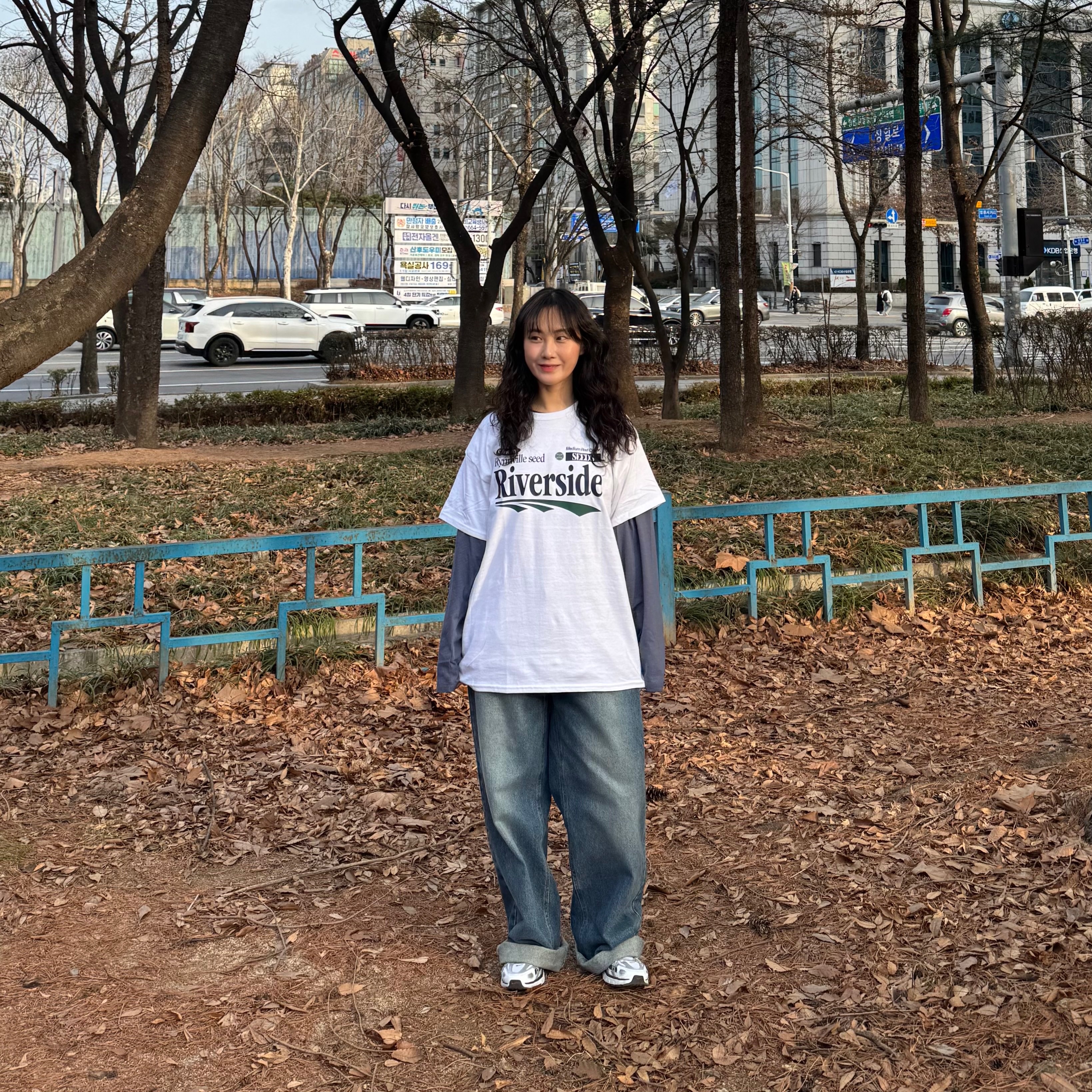 길단 X 이엠이엠 리버사이드 티셔츠 화이트 착용 스타일 - 1