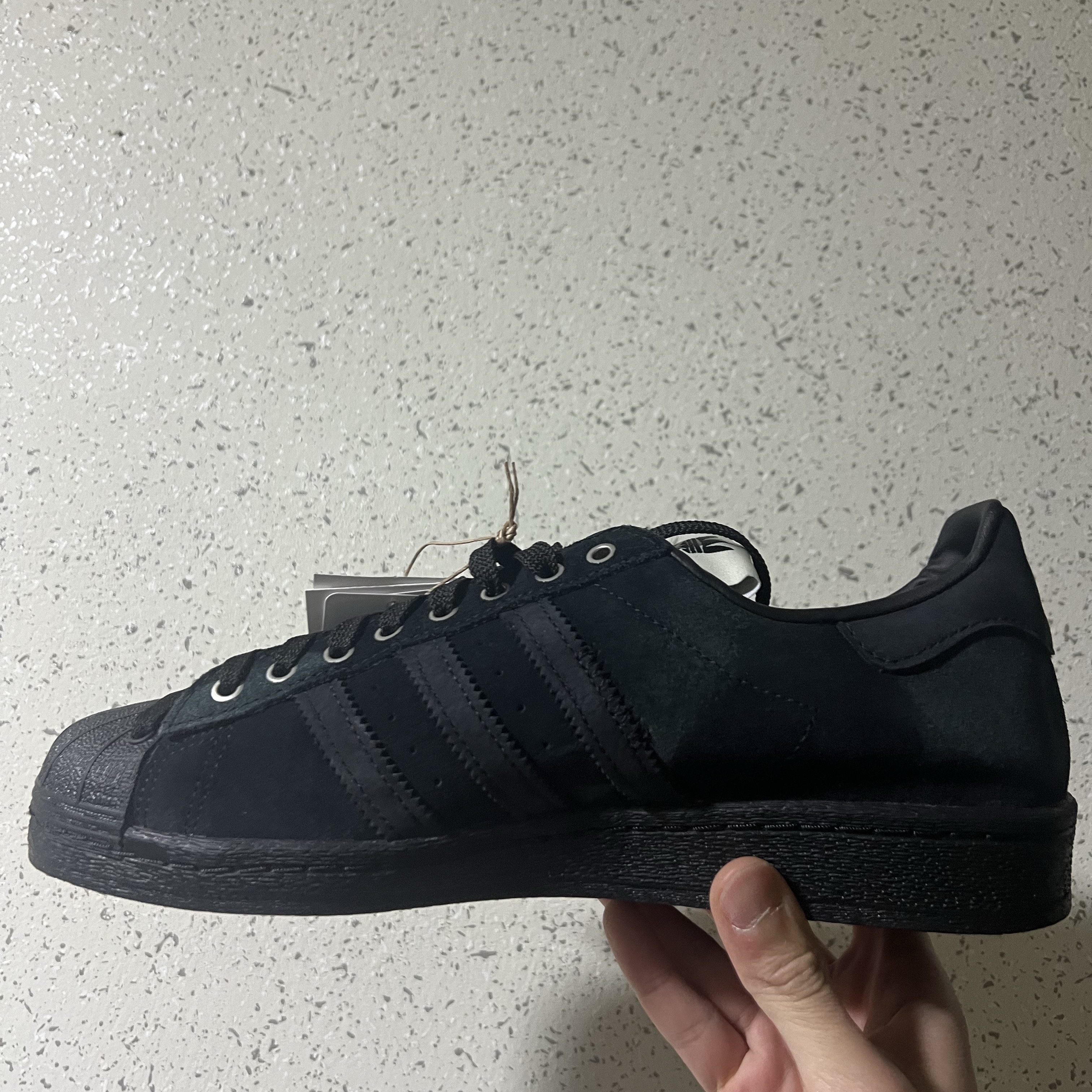 Adidas x Song for the Mute Superstar 82 Core Black 착용 스타일 - 1