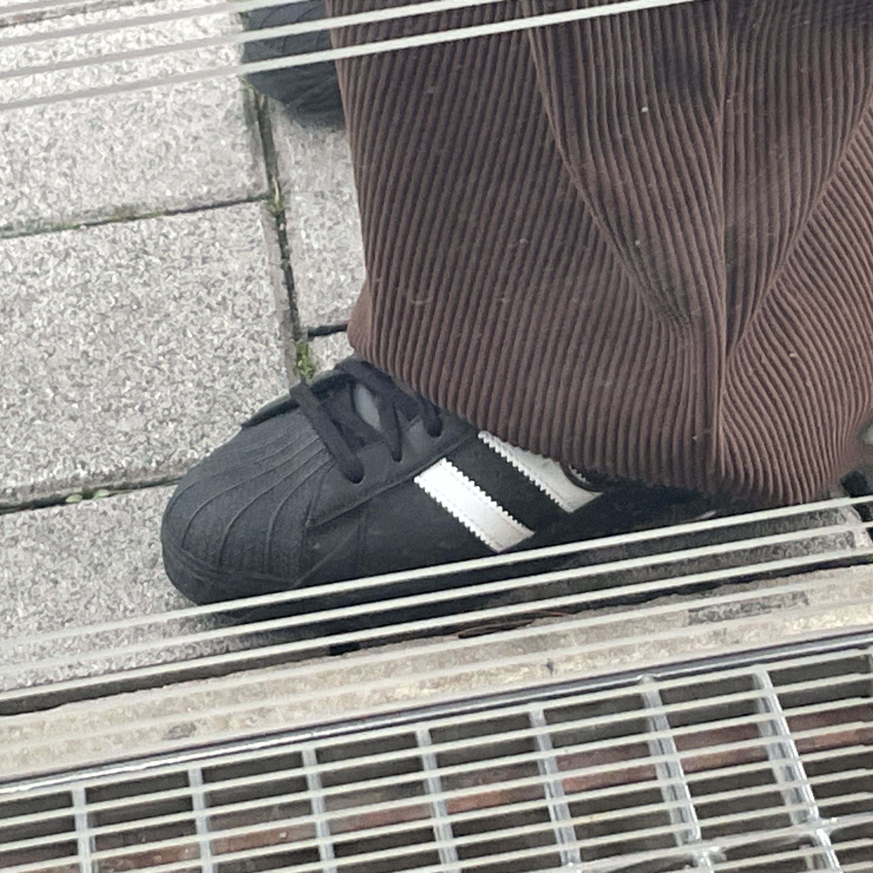 Adidas Superstar Core Black White 착용 스타일 - 2