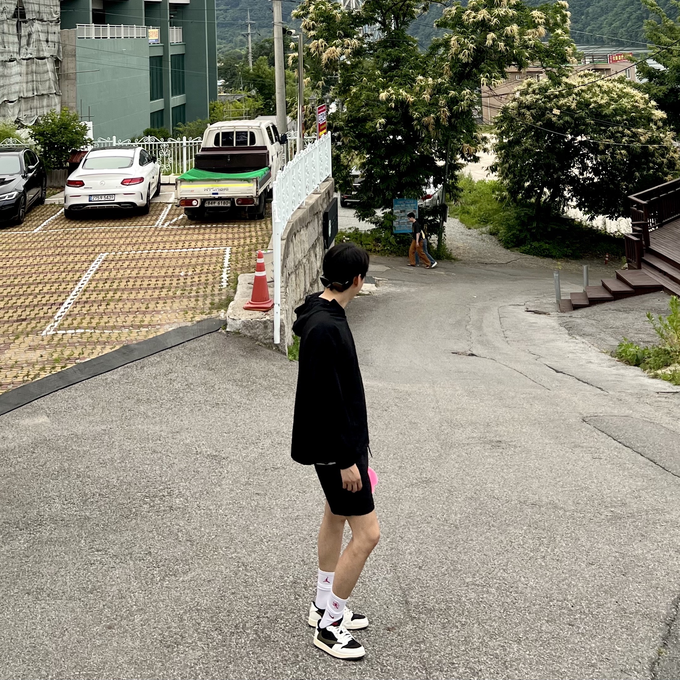 (W) Jordan 1 x Travis Scott Retro Low OG SP Medium Olive, Jordan x Teyana Taylor Cushioned Crew Socks White 착용 스타일
