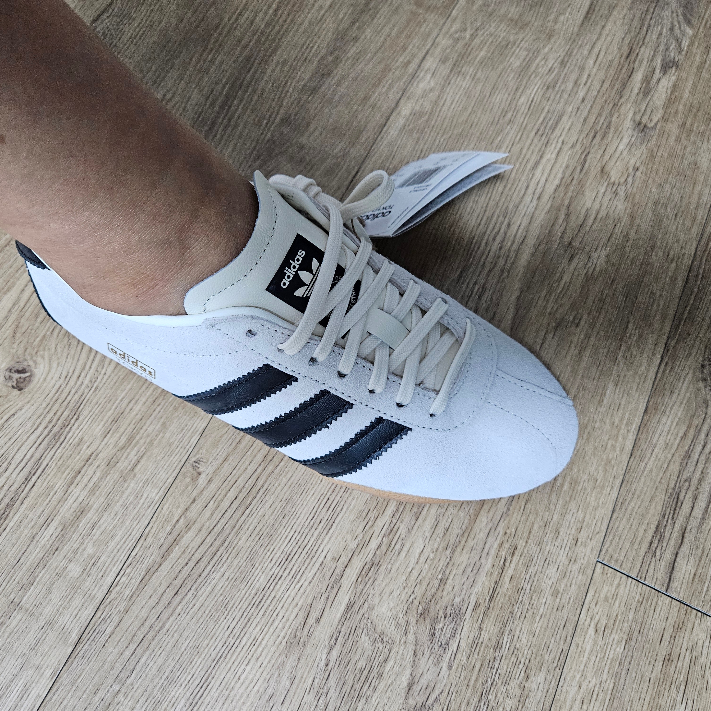 (W) Adidas Tokyo Off White Core Black 착용 스타일 - 1