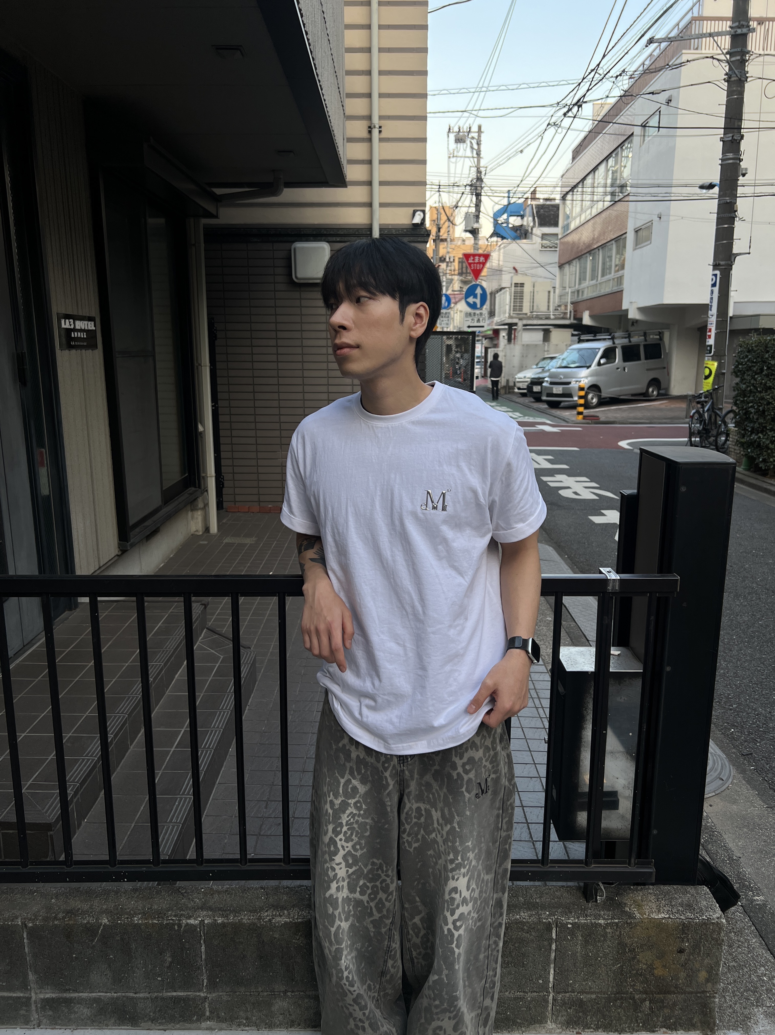MUCENT Kurt Metal Logo Signature Half T White, MUCENT Ditt Snap Button Leopard Wide Pants 착용 스타일 - 1