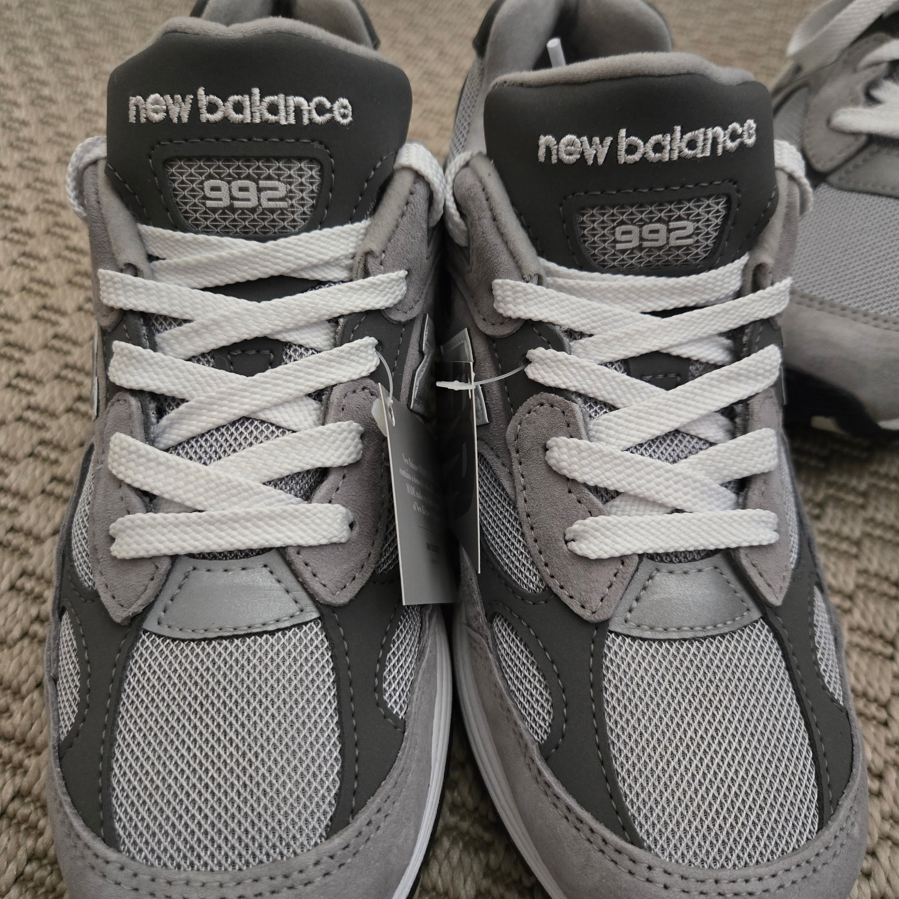 New Balance 992 Made in USA Core Grey Silver Metallic, New Balance 992 Made in USA Core Black Grey 착용 스타일 - 2