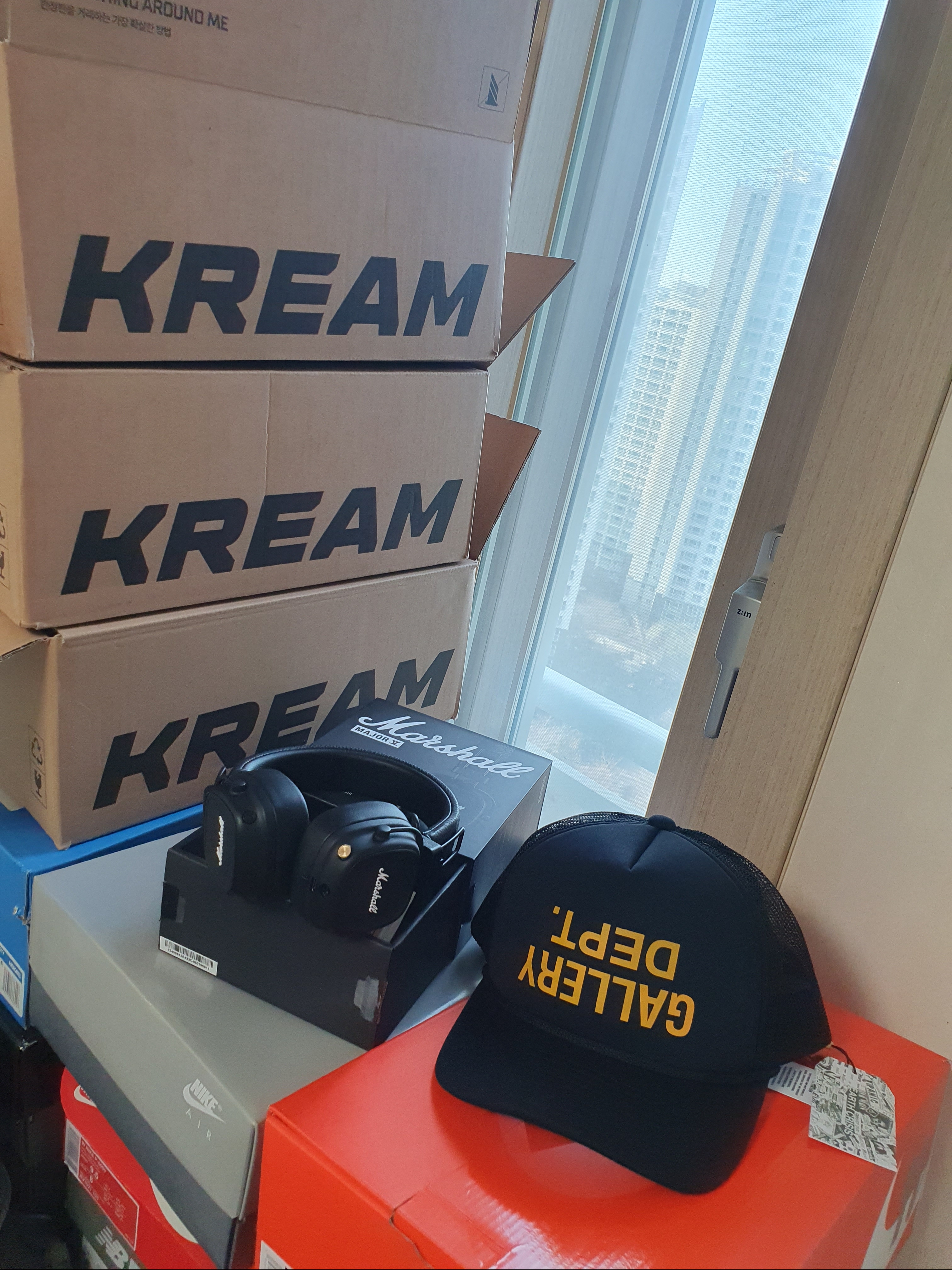 Marshall Major V Black (Korean Ver.), Gallery Dept. Fucked Up Trucker Cap Black 착용 스타일