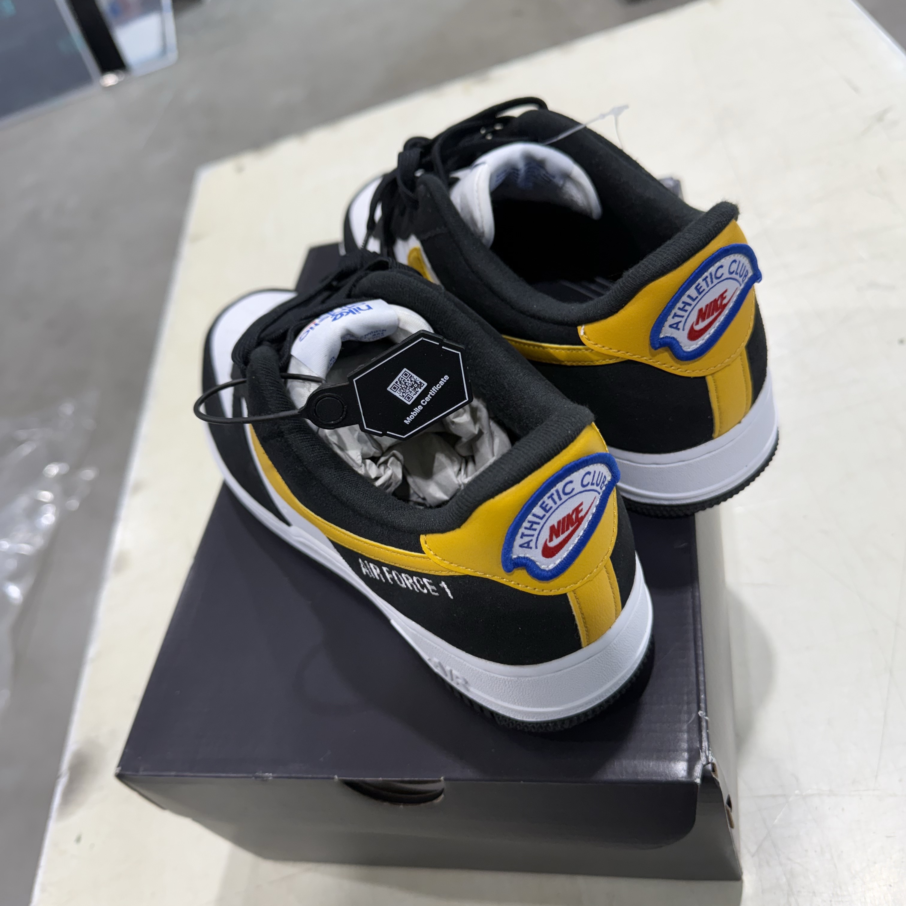 Nike Air Force 1 '07 LV8 Athletic Club Black Dark Sulfur 착용 스타일 - 2