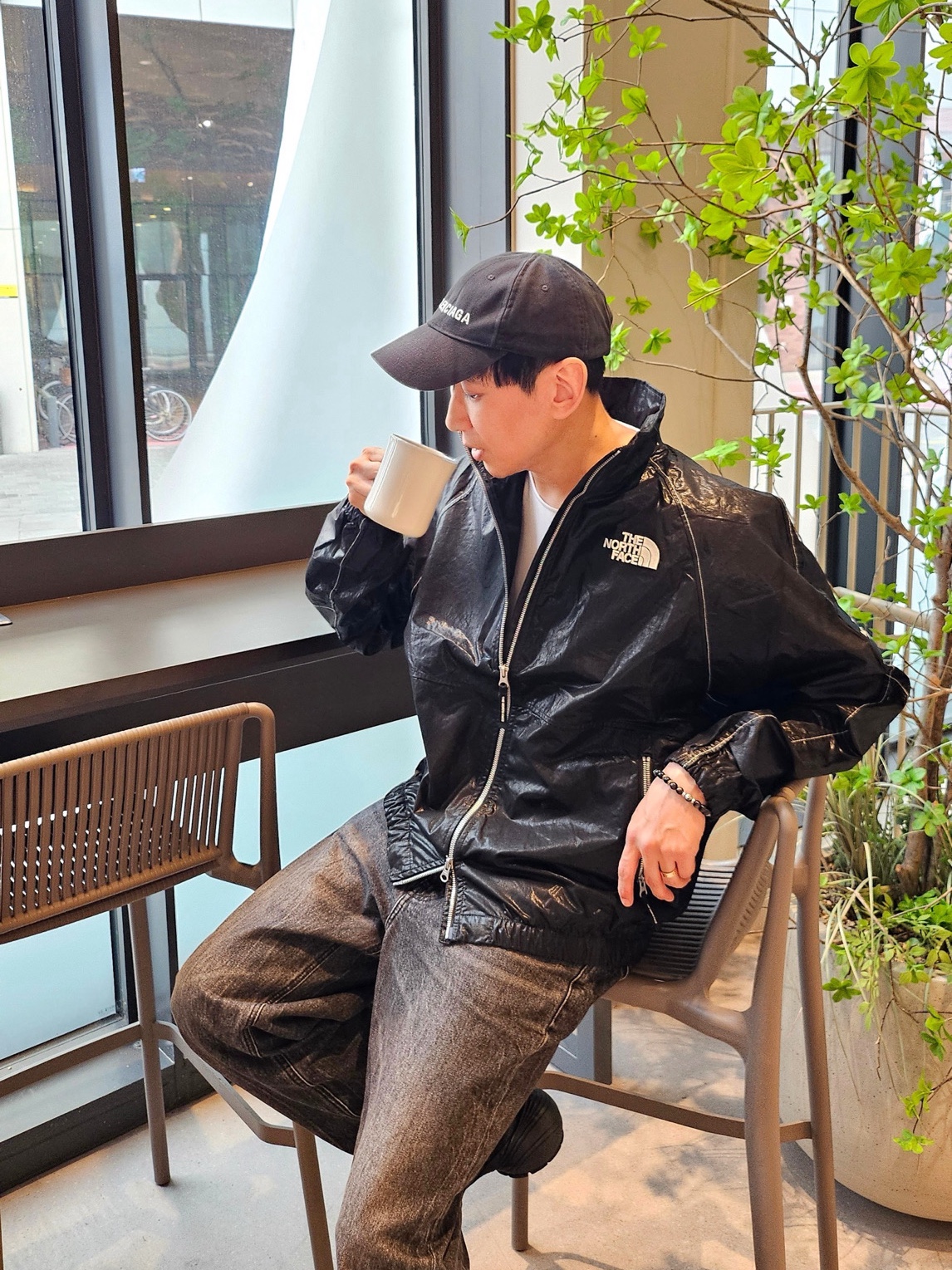 The North Face White Label Novelty Olema Jacket Black, Balenciaga Logo Cap Black 착용 스타일 - 2
