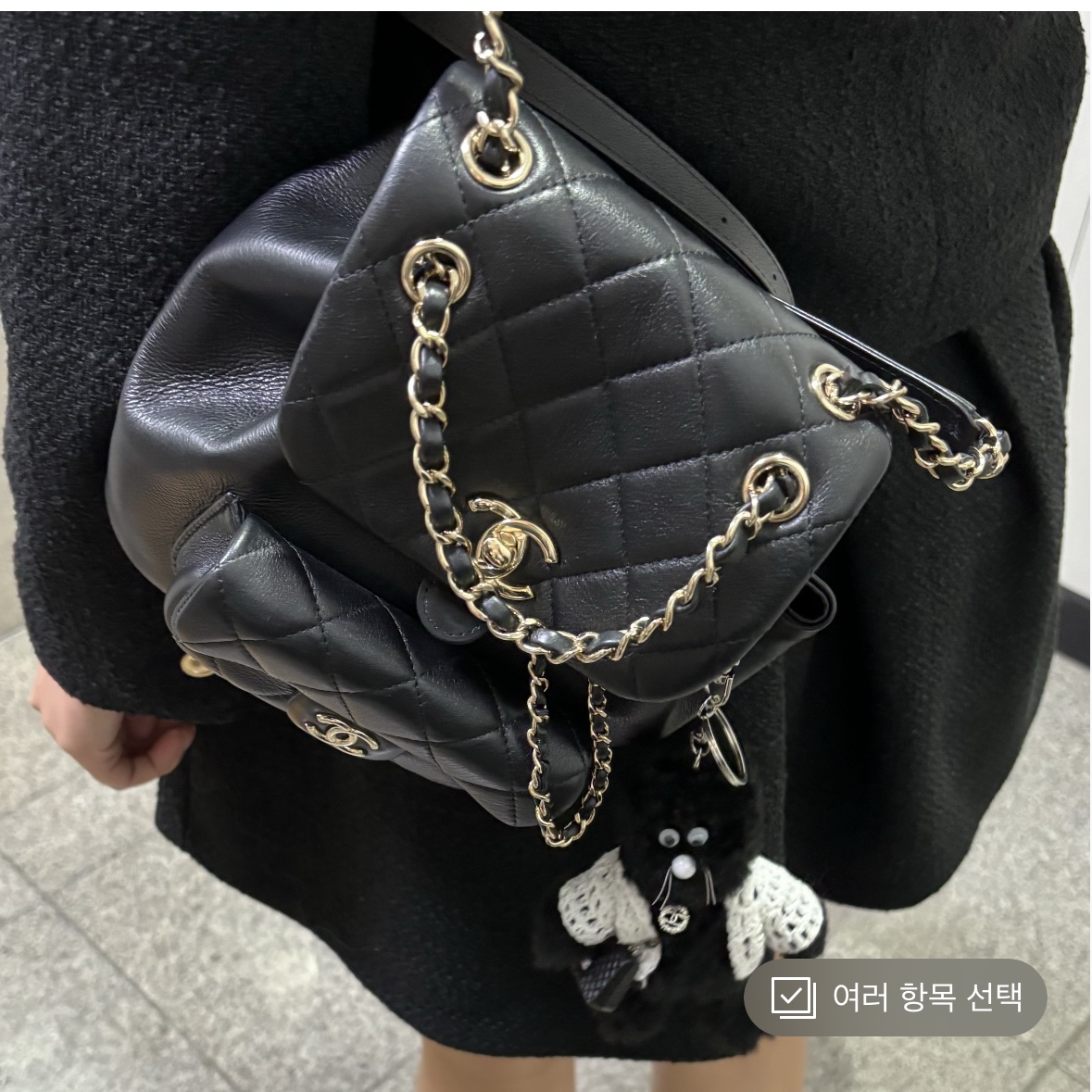 Chanel Small Backpack Calfskin & Gold Black 착용 스타일