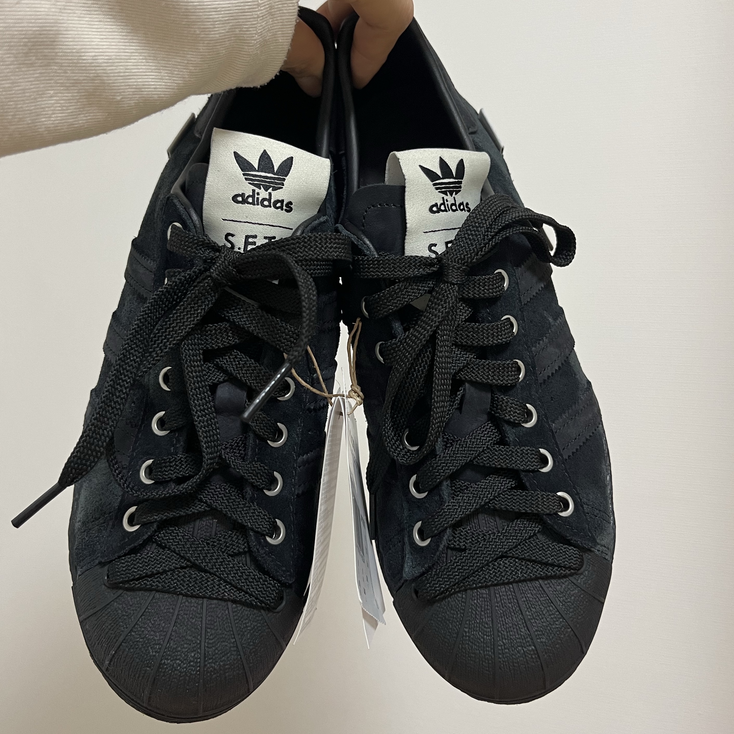 Adidas x Song for the Mute Superstar 82 Core Black 착용 스타일 - 1