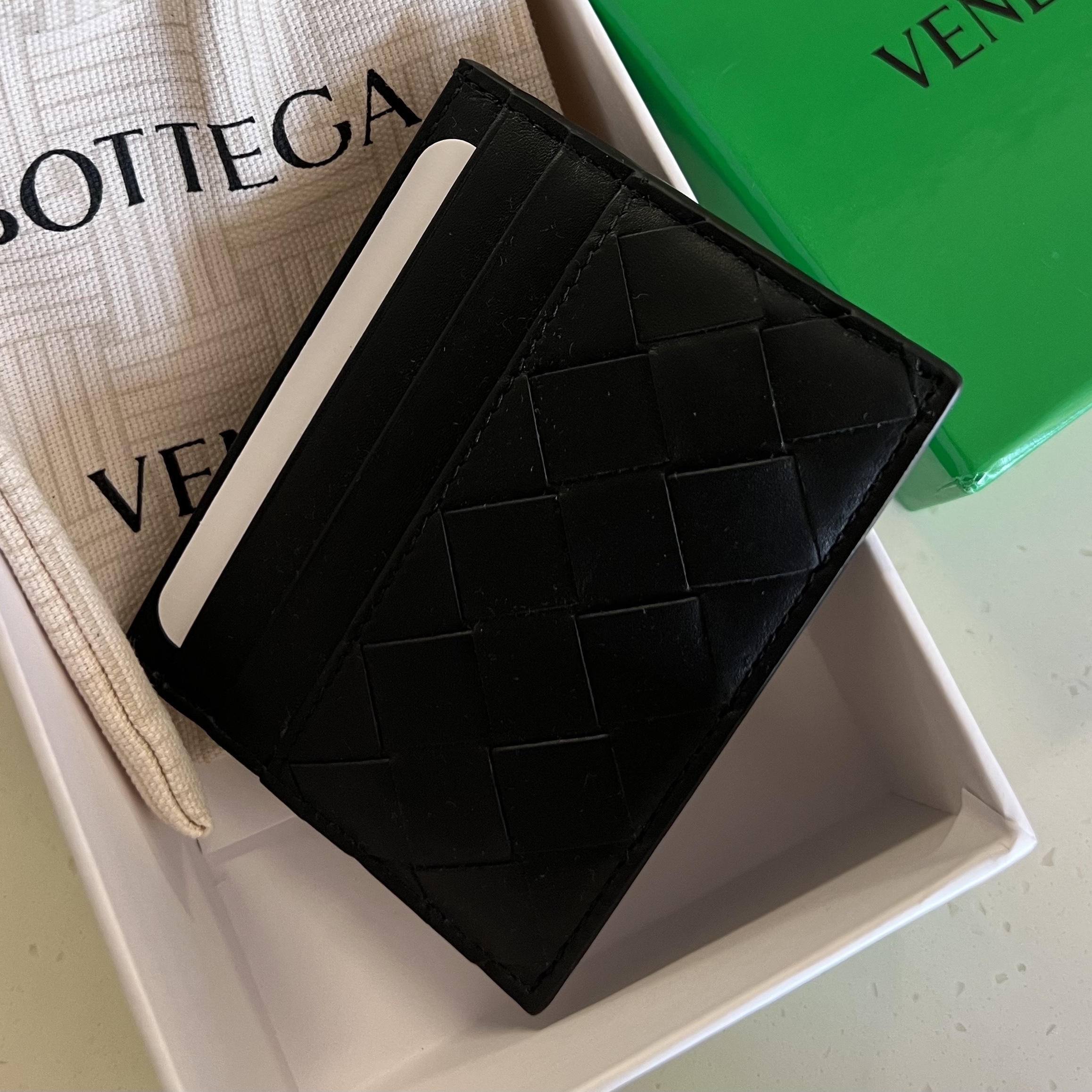 Bottega Veneta Intrecciato Credit Card Case Black 착용 스타일
