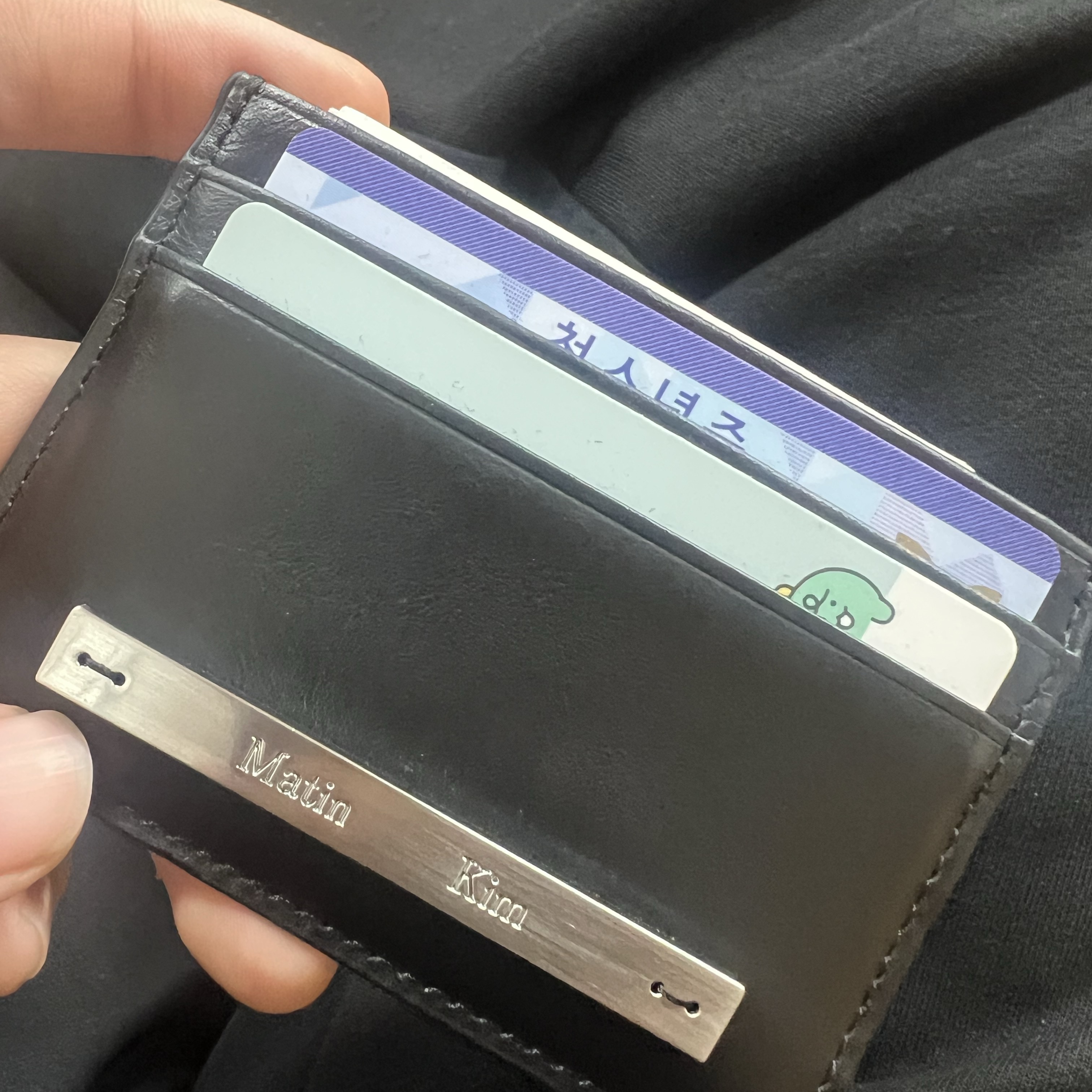 Matin Kim Vintage Card Wallet Black 착용 스타일