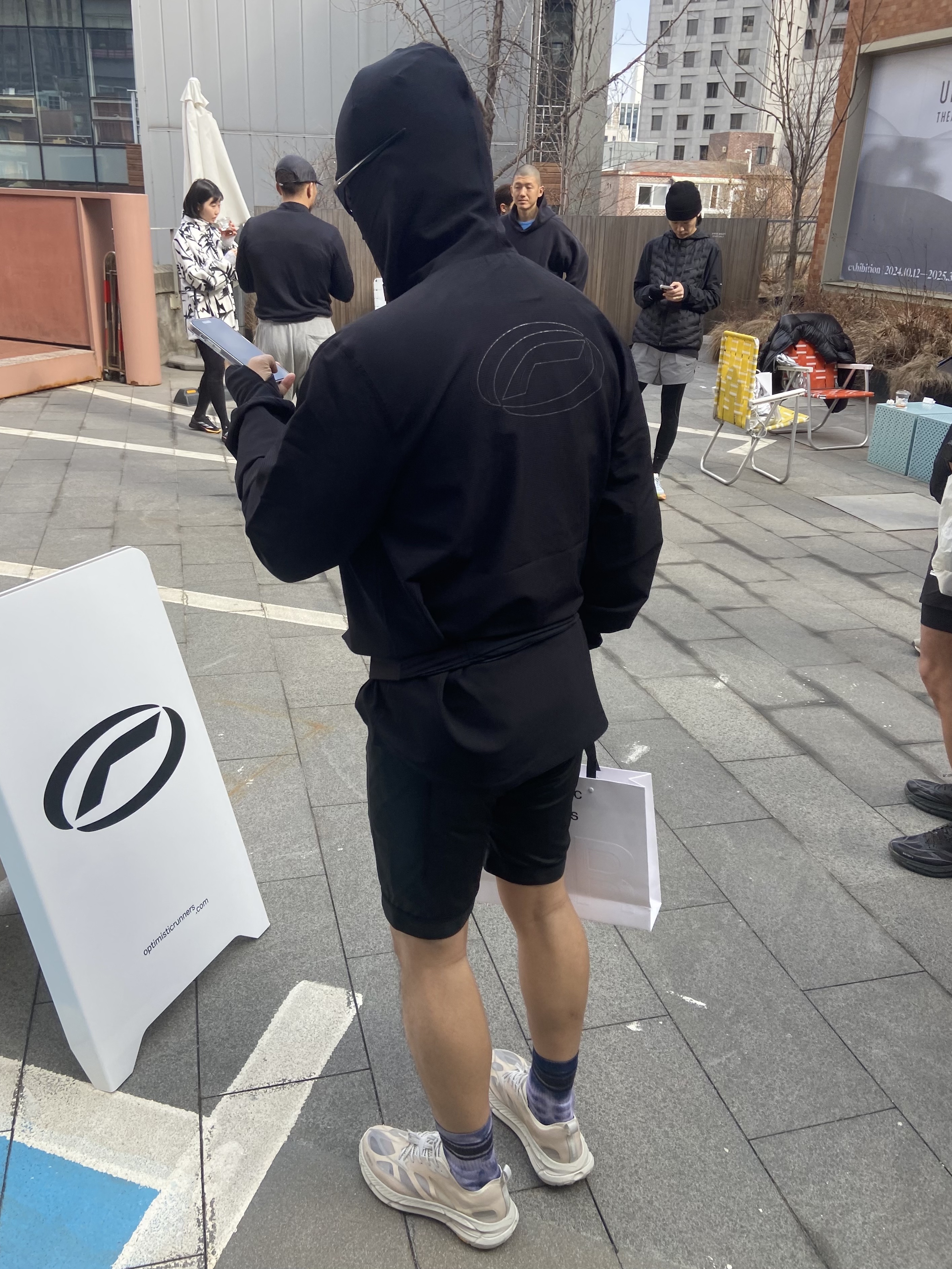 Hoka x Satisfy Mafate Speed 4 Lite Bone, Oakley Eye Jacket Redux Matte Black Frame Prizm Grey Lenses High Bridge Fit 착용 스타일 - 1