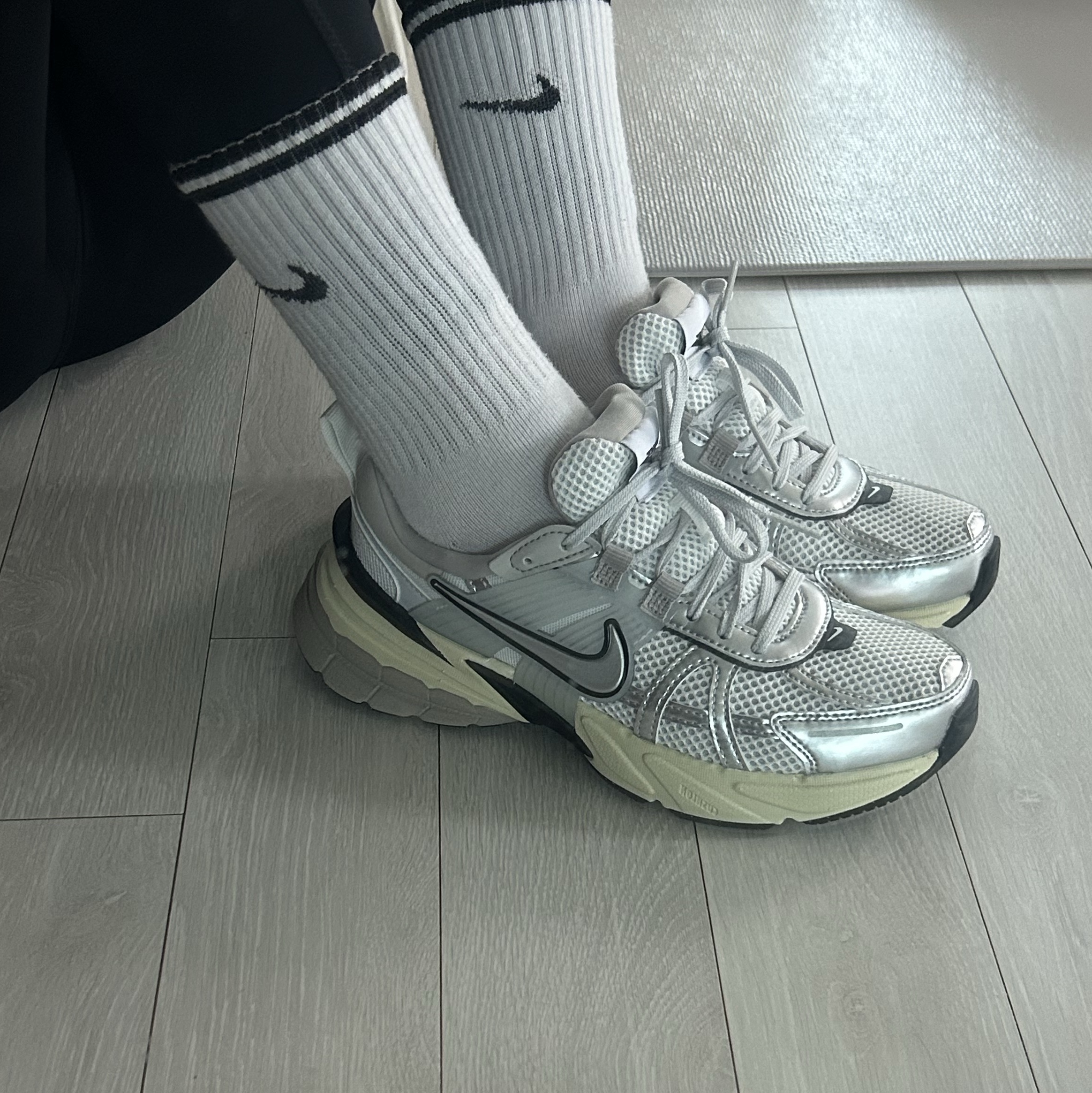 Nike V2K Run Summit White Metallic Silver 착용 스타일