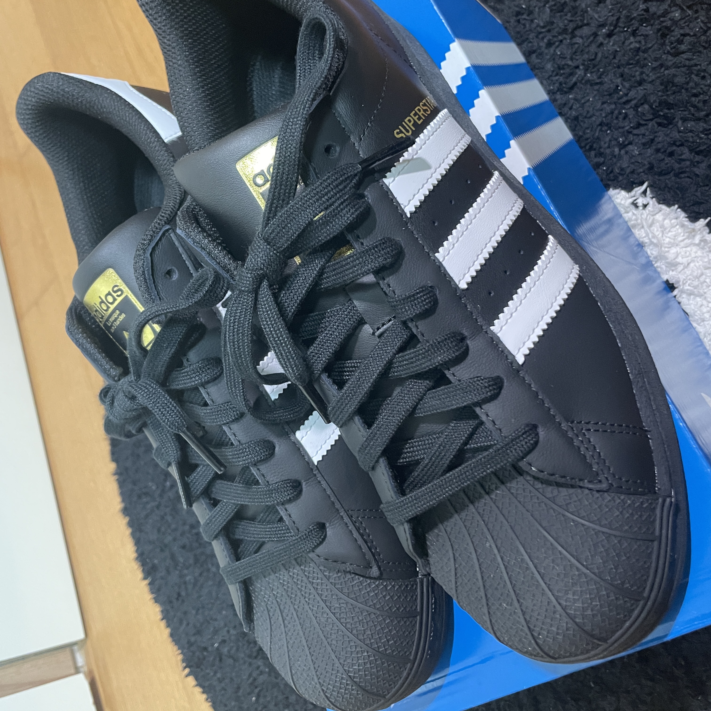 Adidas Superstar Core Black White 착용 스타일 - 1
