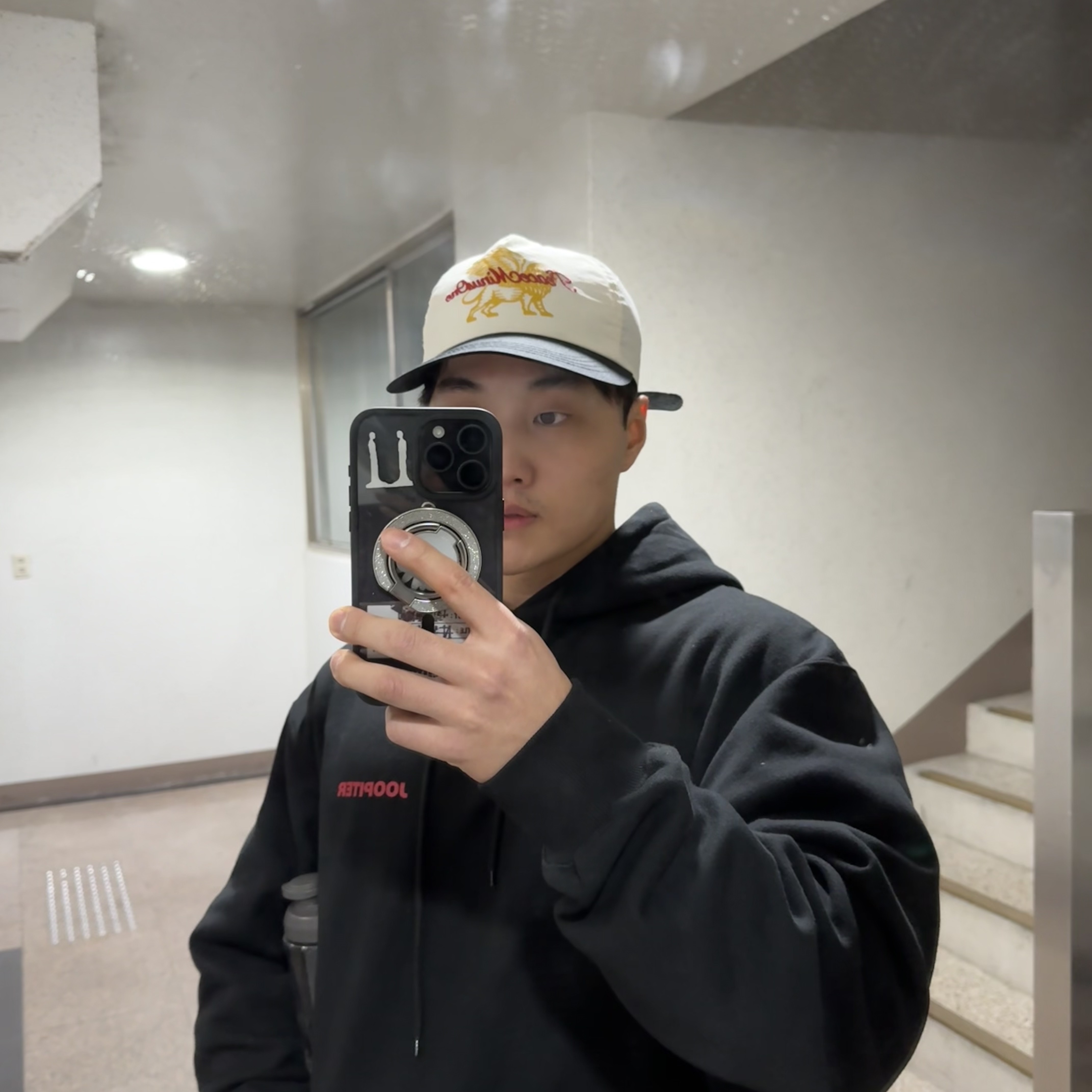 Peaceminusone x Joopiter Five-Panel Baseball Cap White, Peaceminusone x Joopiter Hoodie Black 착용 스타일