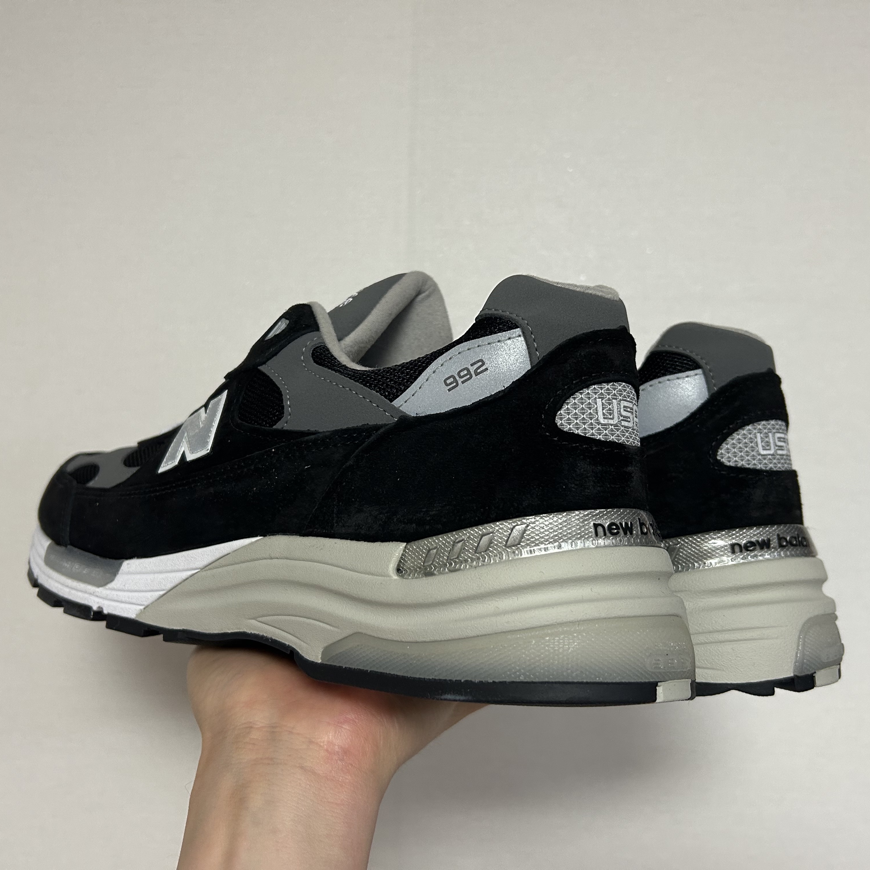 New Balance 992 Made in USA Core Black Grey 착용 스타일 - 3