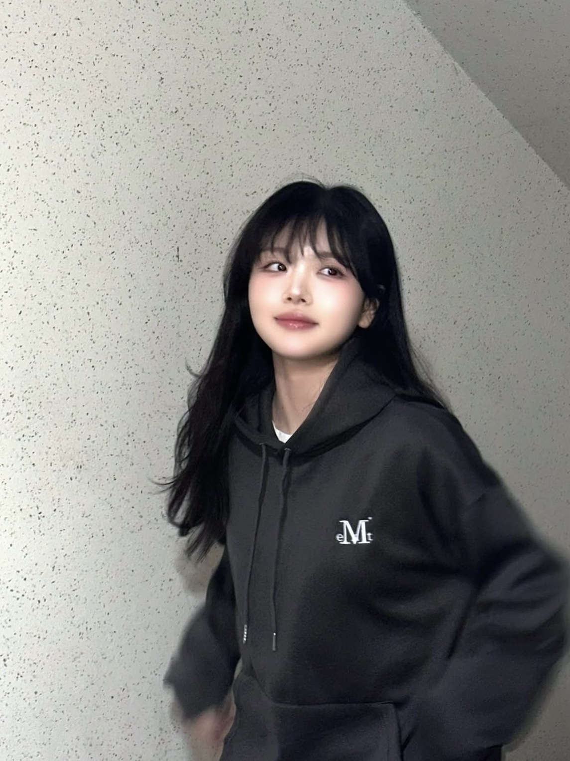 Signature Basic Logo Hood T Charcoal 착용 스타일