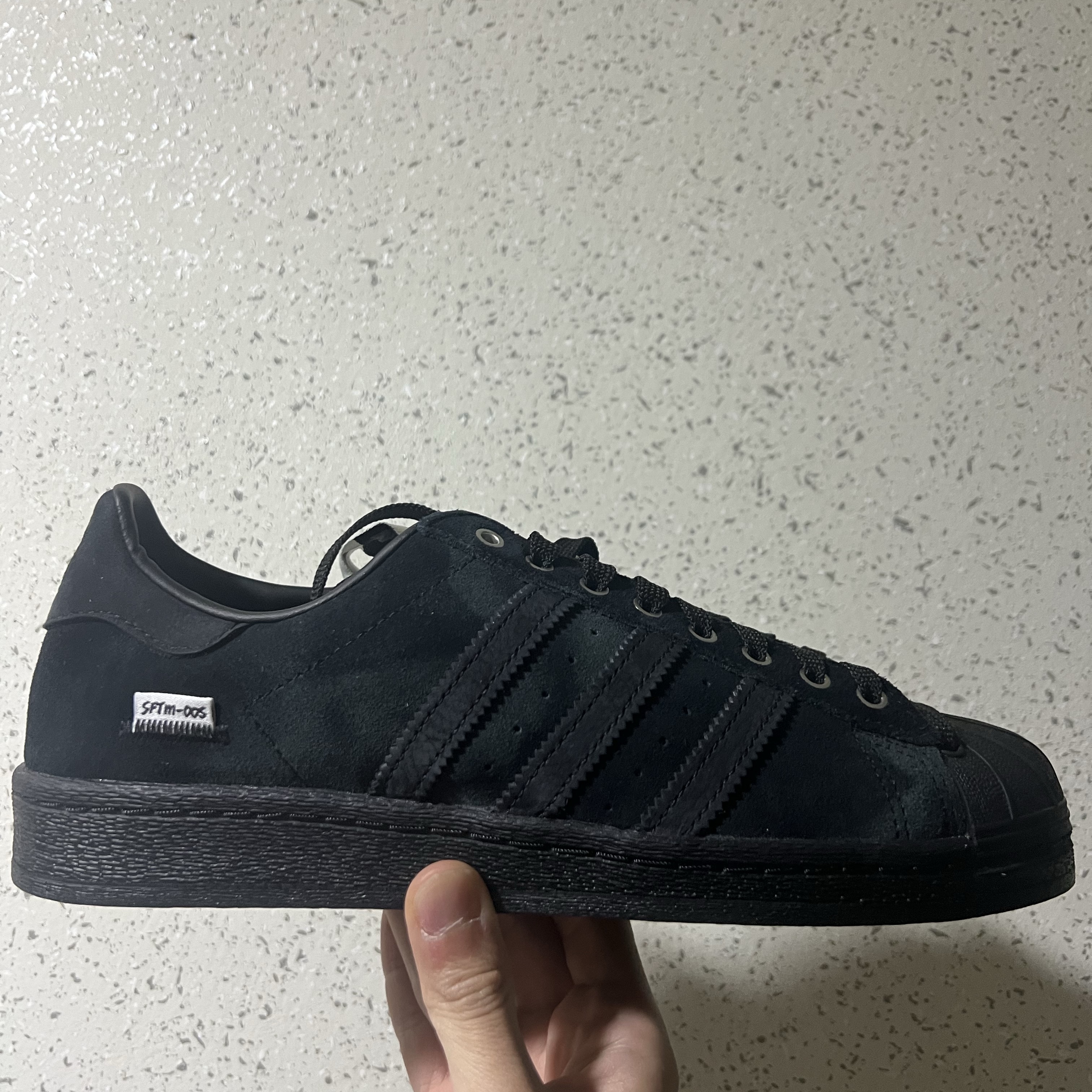 Adidas x Song for the Mute Superstar 82 Core Black 착용 스타일 - 3