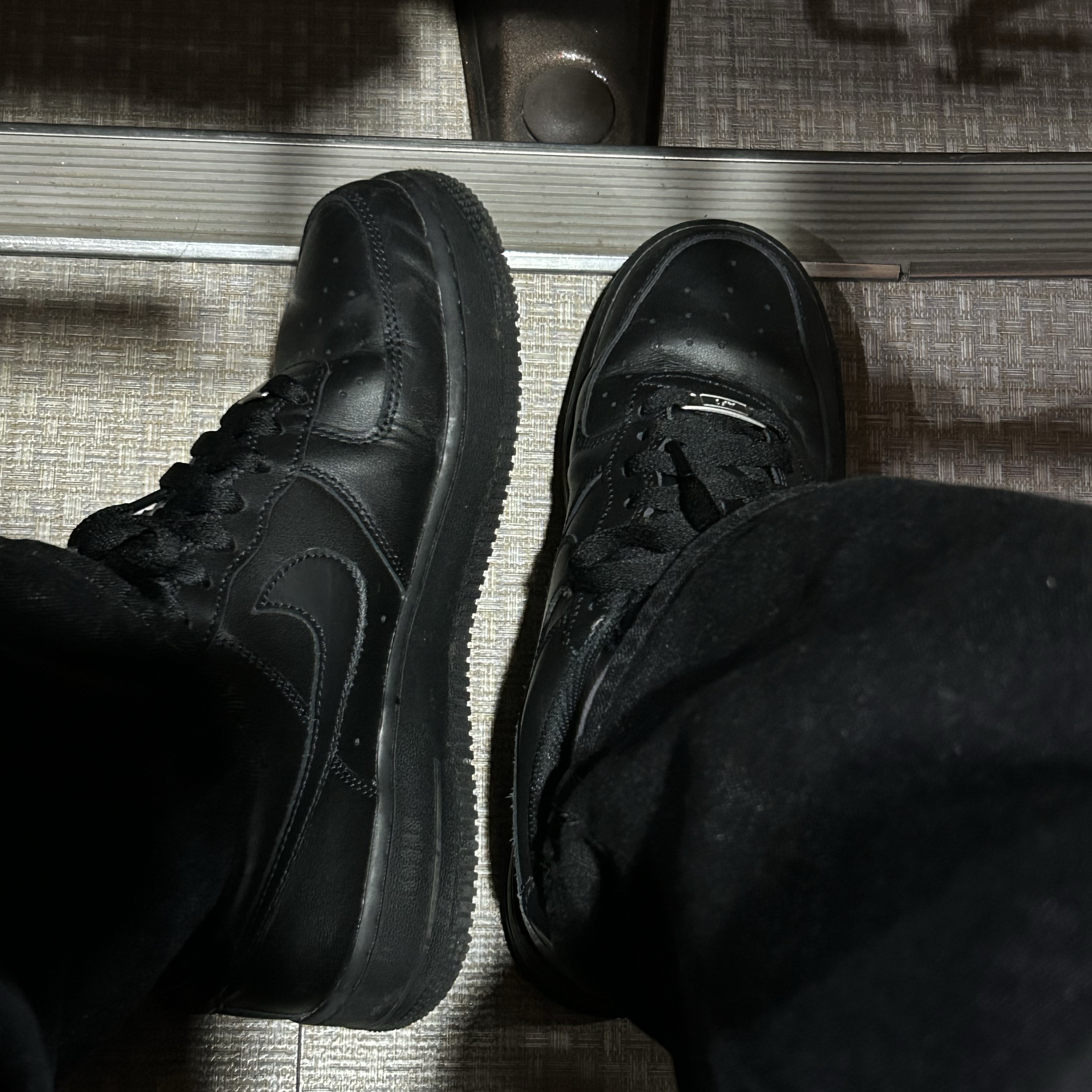 Nike Air Force 1 '07 Low Triple Black 착용 스타일