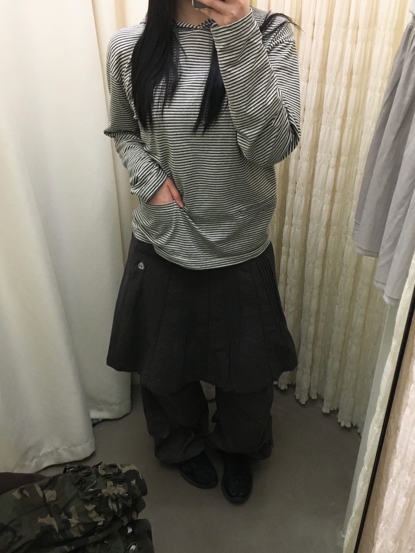 COYSEIO Flower Pintuck Skirt Charcoal 착용 스타일