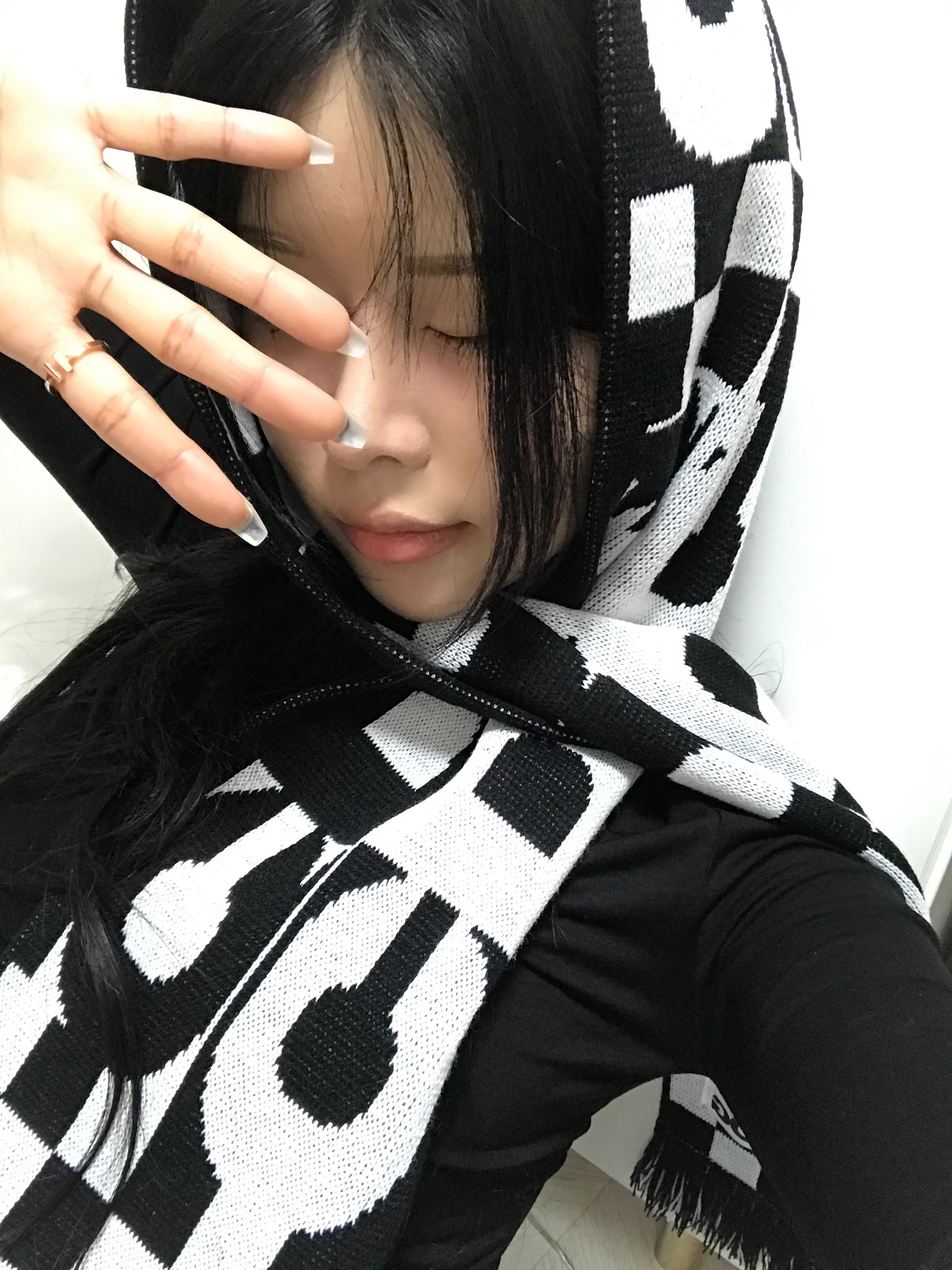 CDG Logo Check Muffler White Black 착용 스타일 - 2