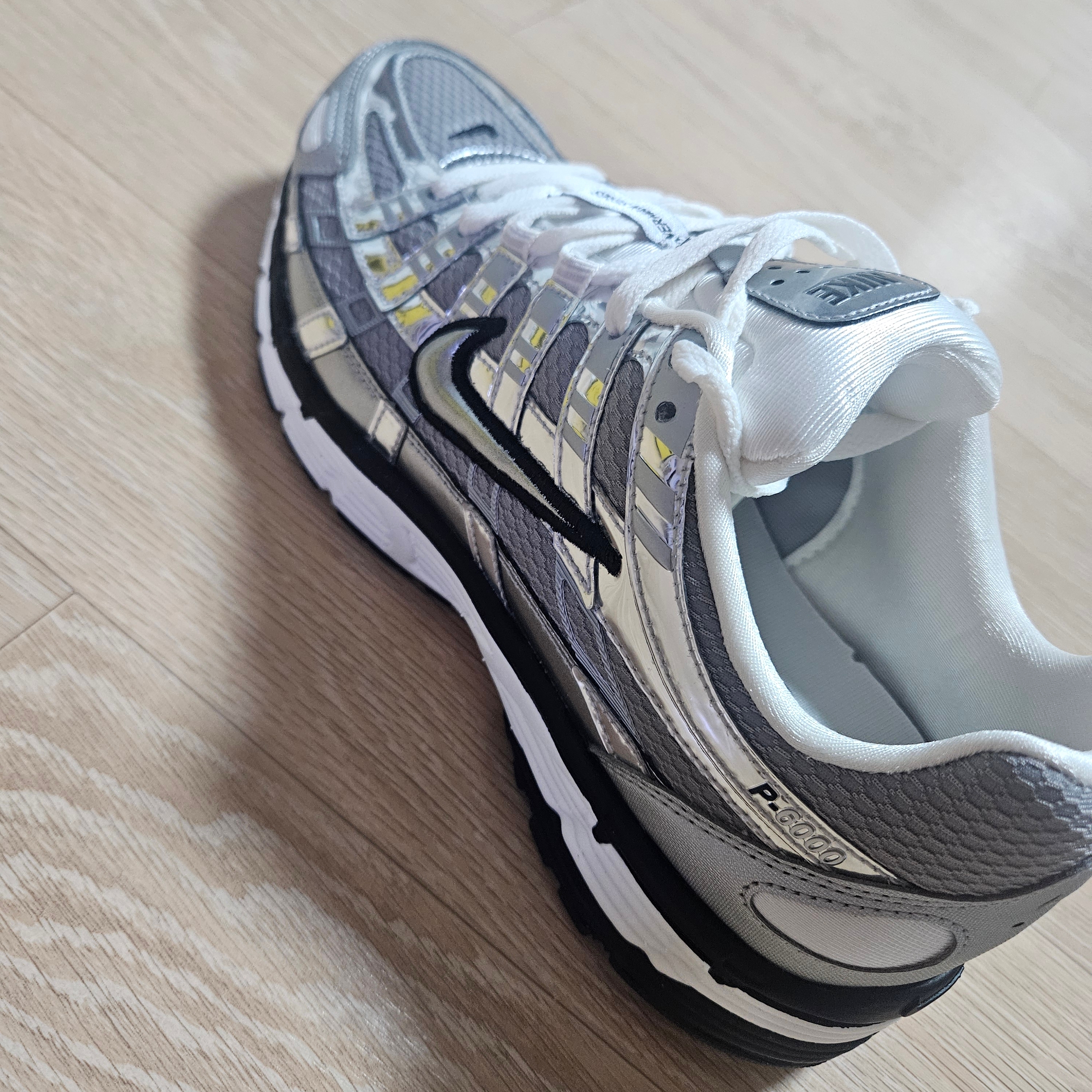 Nike P-6000 Metallic Silver 착용 스타일