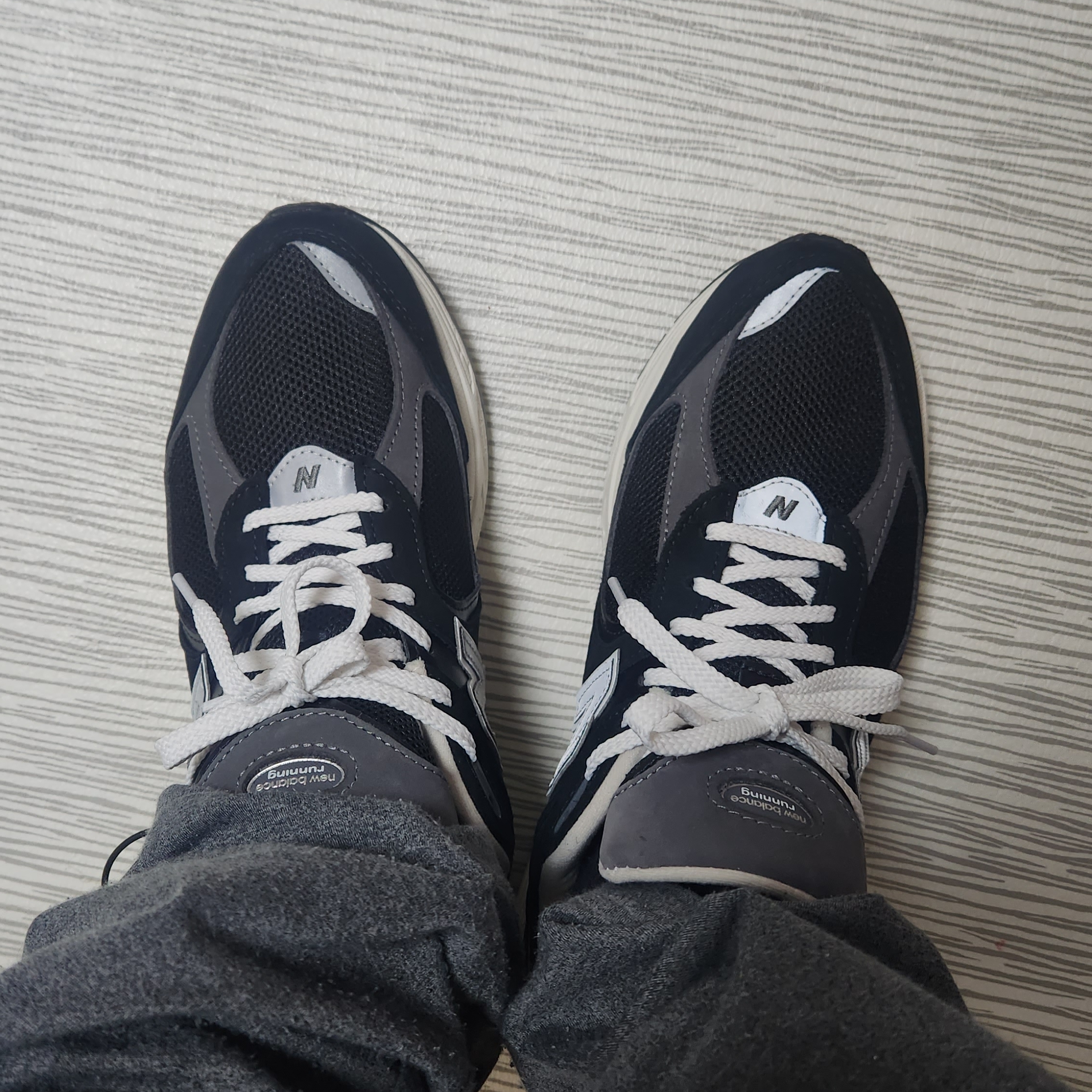 New Balance 2002R Premium Vintage Black 착용 스타일