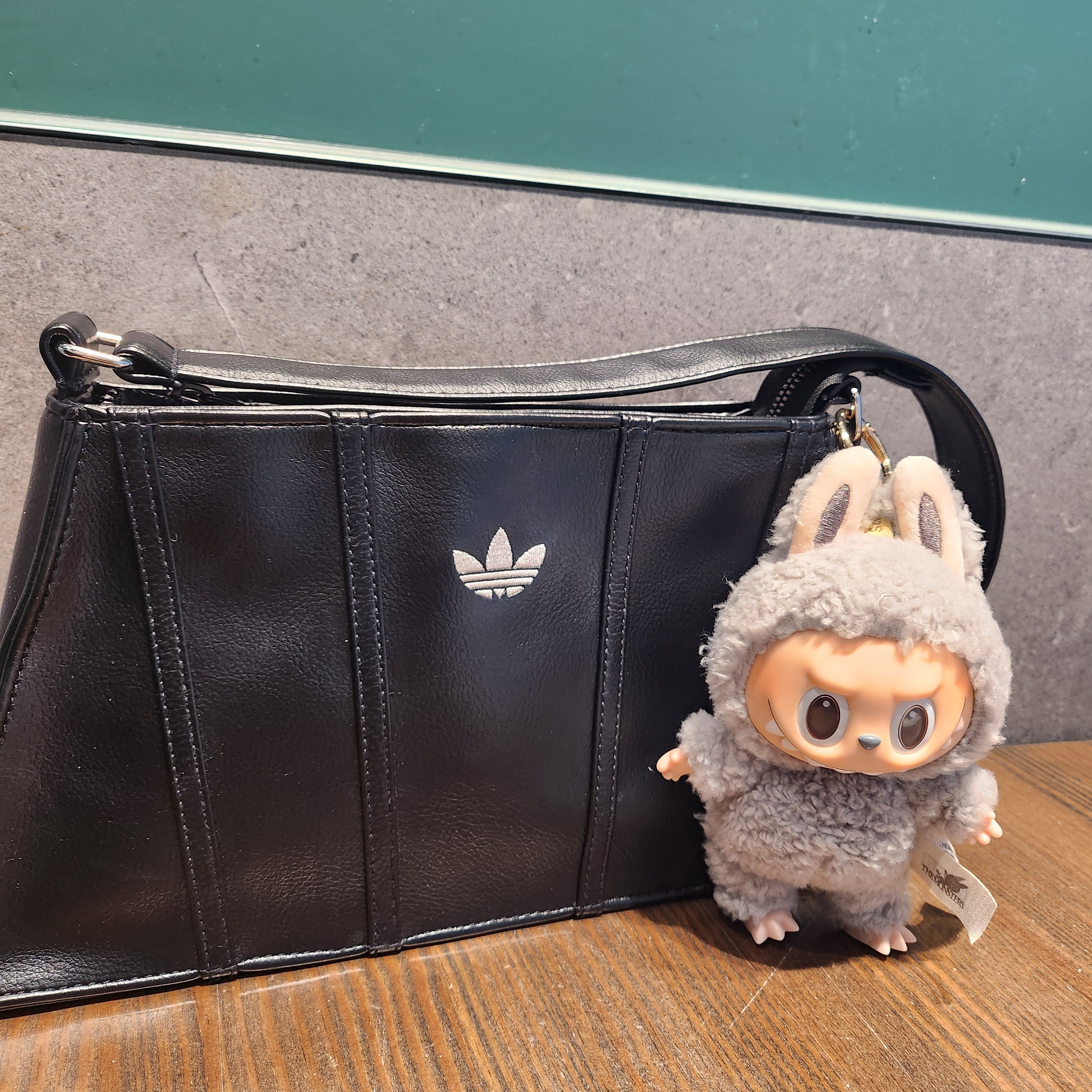 Adidas Mini Airliner Bag Black 착용 스타일