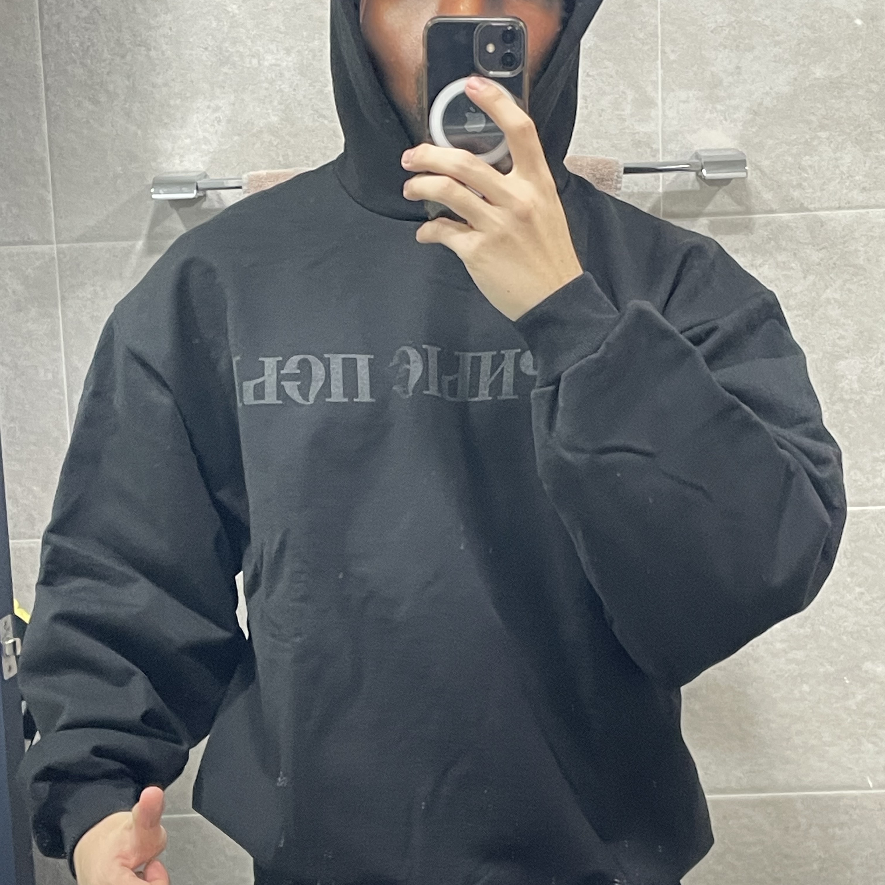 Yeezy x Gosha Rubchinskiy YZY Black Dogs Hoodie Black 착용 스타일