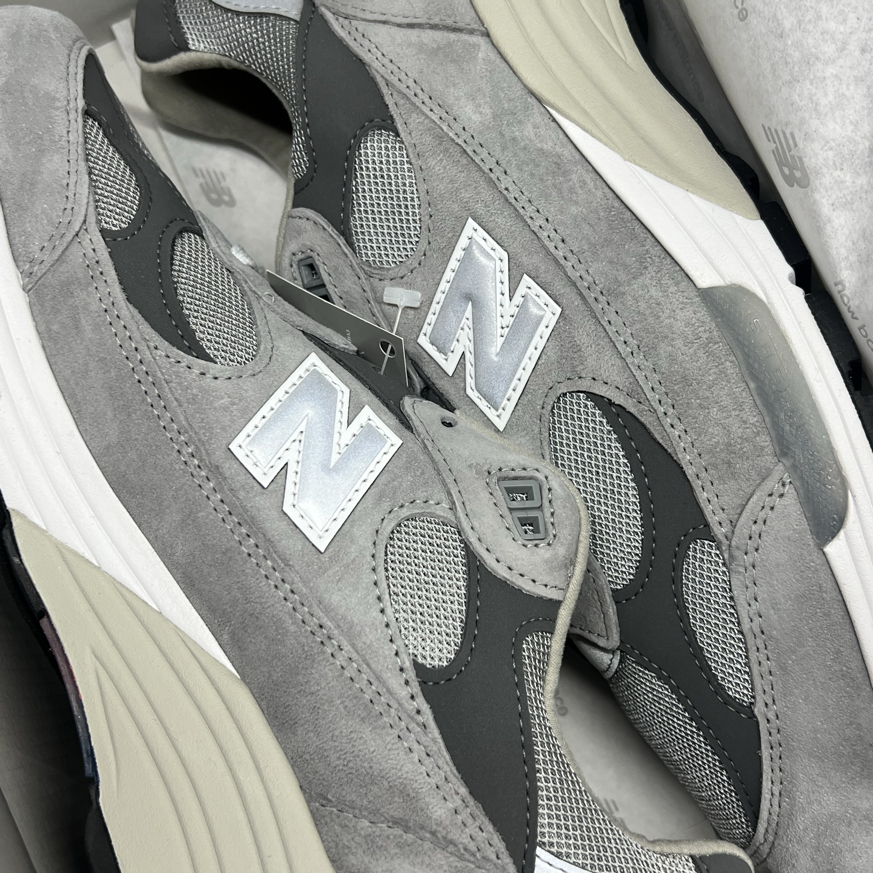 New Balance 992 Made in USA Core Grey Silver Metallic, New Balance 992 Made in USA Core Black Grey 착용 스타일 - 1
