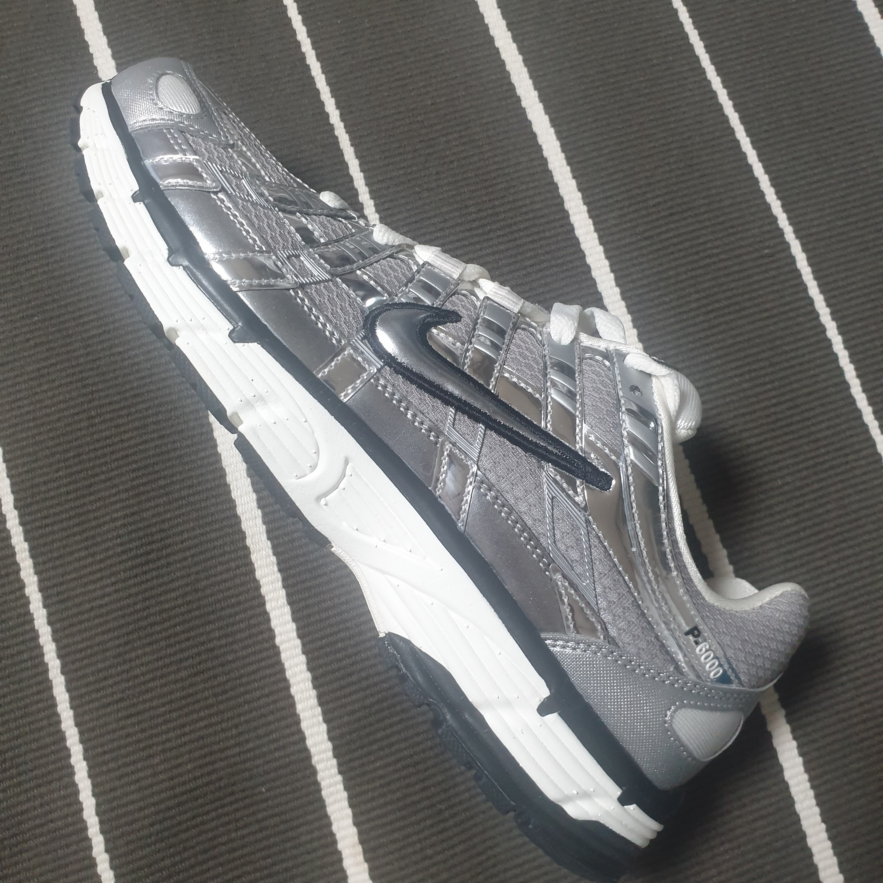 Nike P-6000 Metallic Silver 착용 스타일