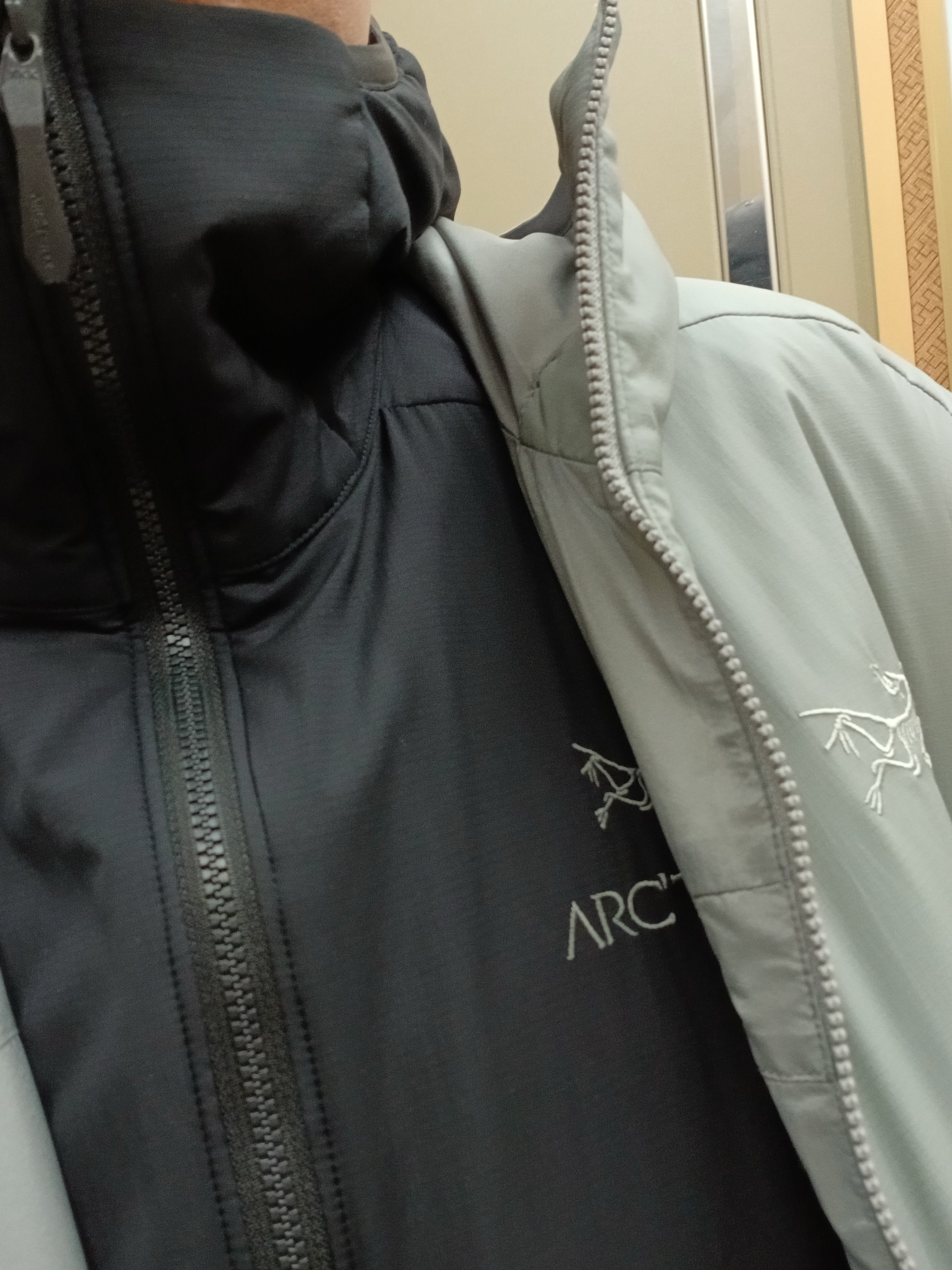 Arc'teryx Atom Hoody Void, Arc'teryx Atom Hoody Black 착용 스타일 - 1