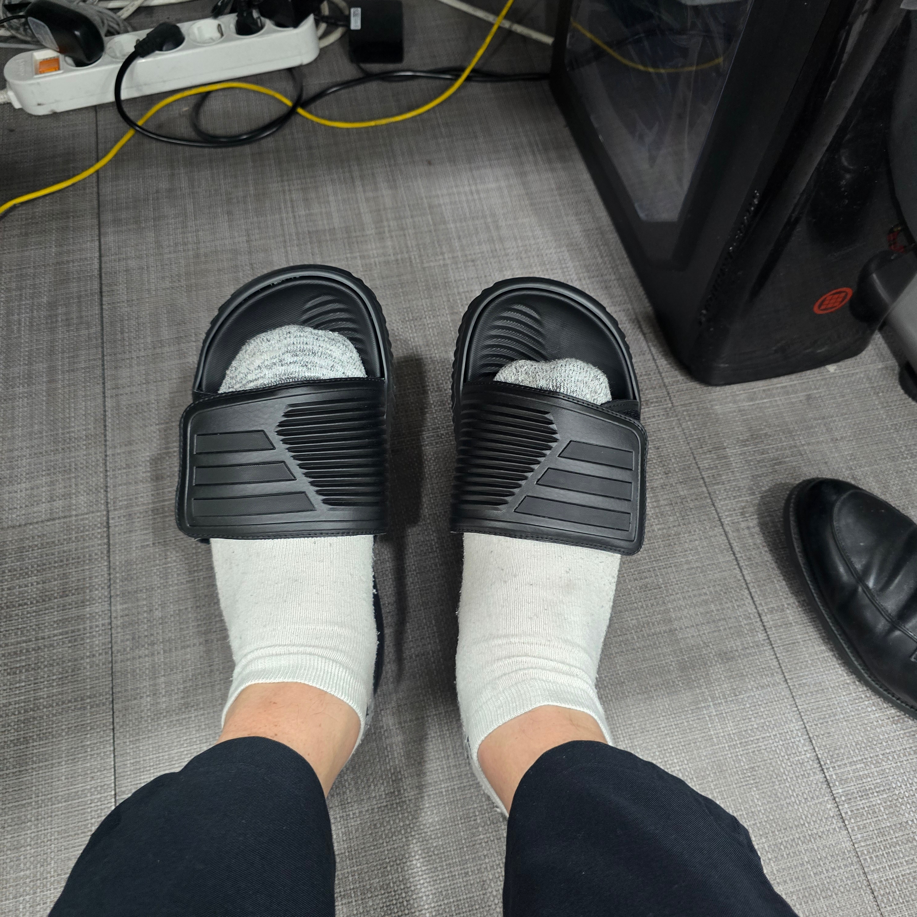 Adidas Alphabounce Slide Core Black 착용 스타일 - 1