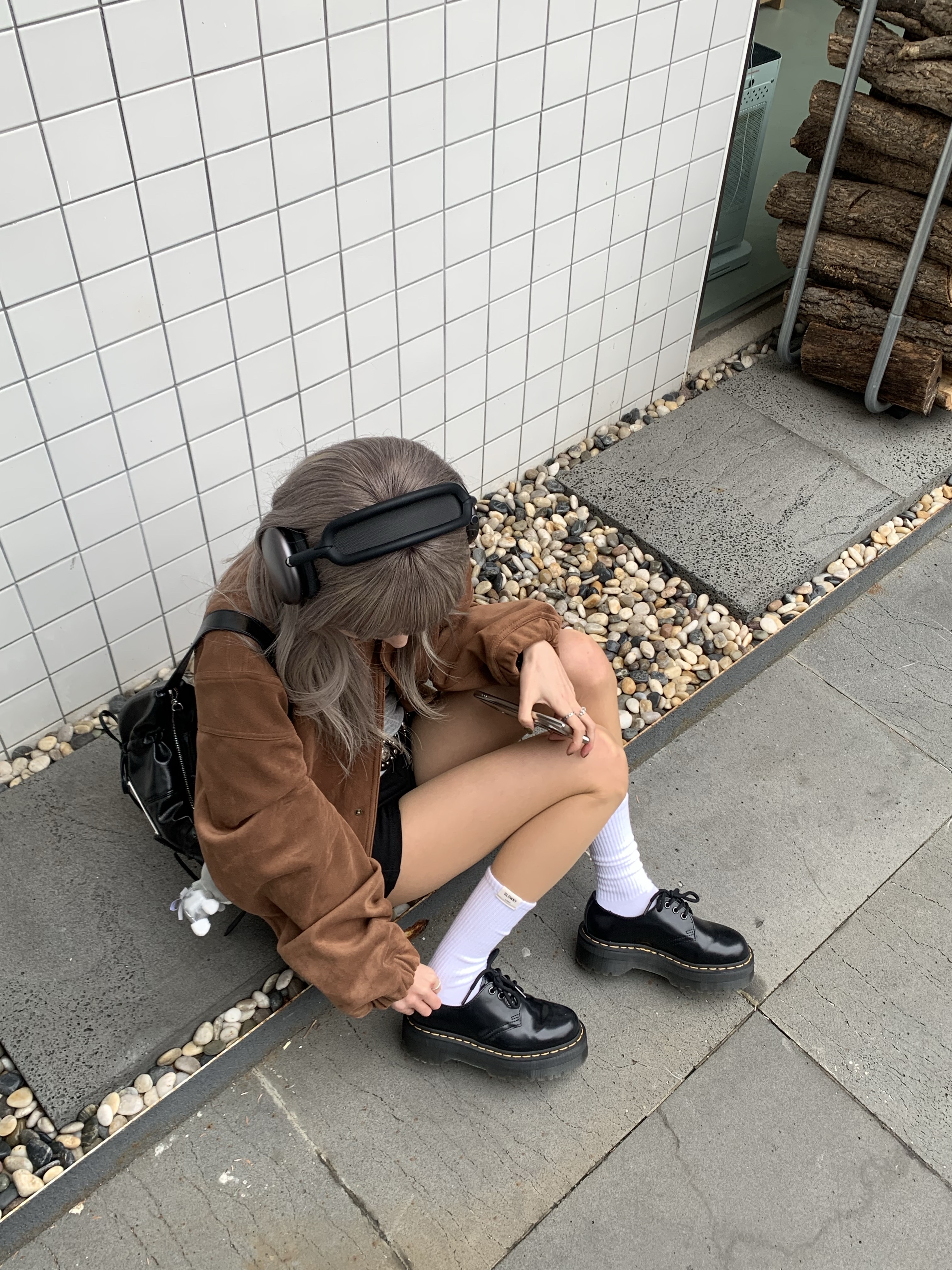 Matin Kim Faux Suede Bomber Jumper Camel, Dr. Martens 1461 Quad Black 착용 스타일 - 3
