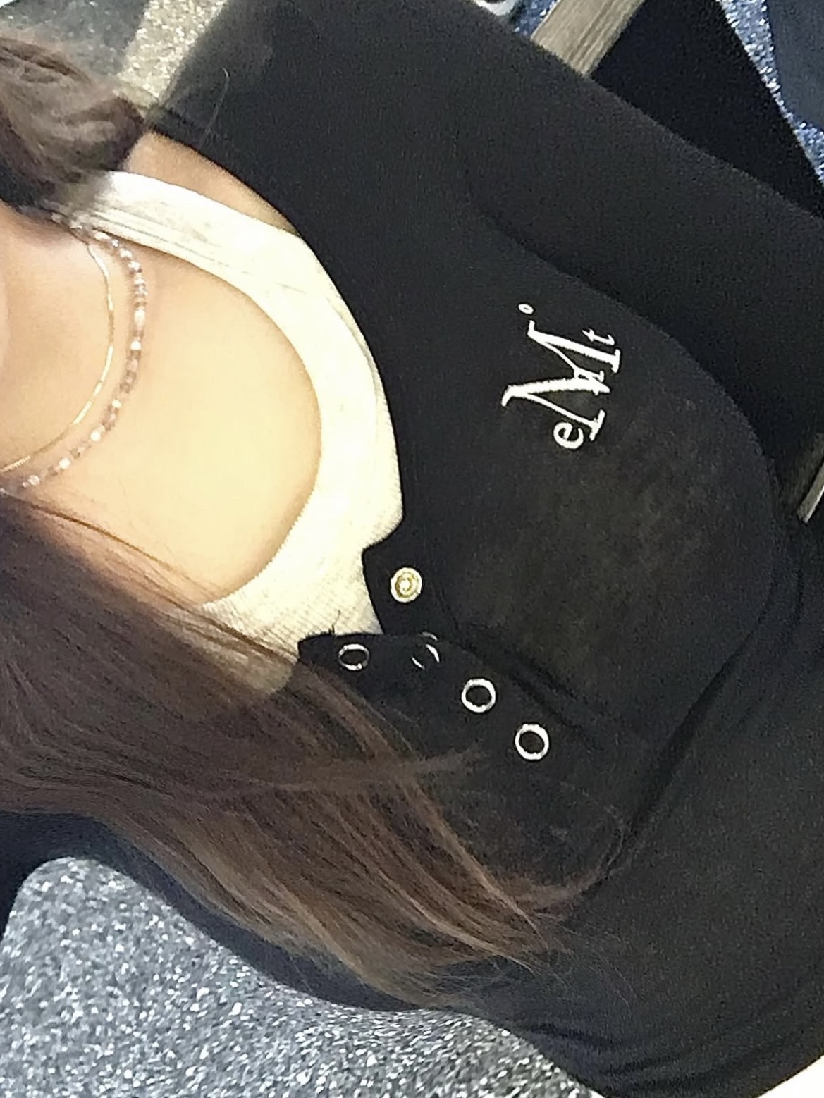 MUCENT Haring Signature Logo Snap Button U Neck T Black 착용 스타일 - 1