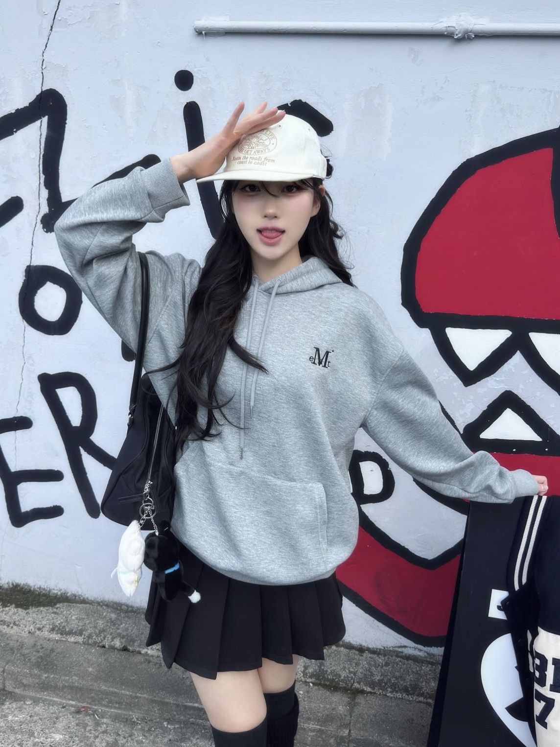 Signature Basic Logo Hood T Gray 착용 스타일 - 1
