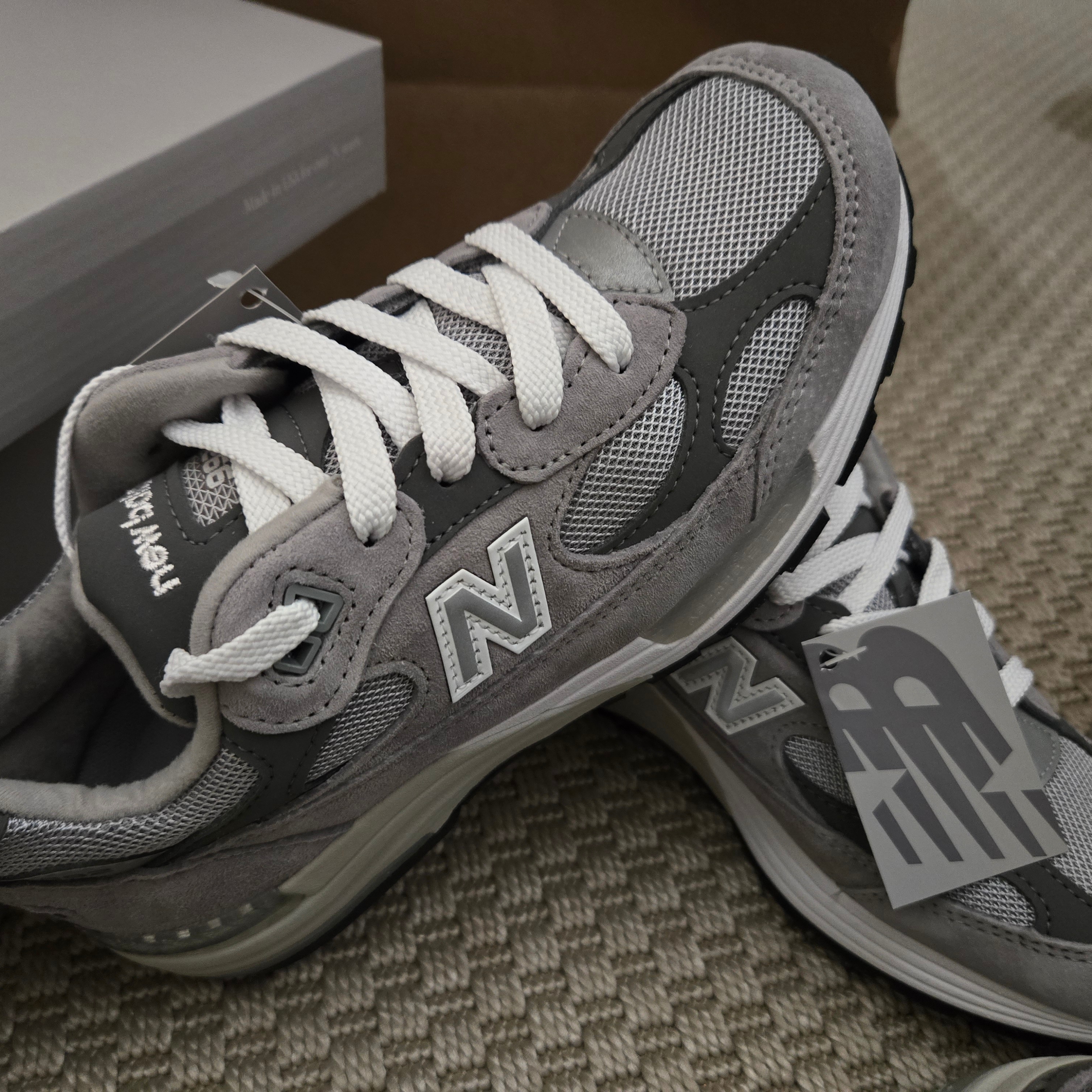 New Balance 992 Made in USA Core Grey Silver Metallic, New Balance 992 Made in USA Core Black Grey 착용 스타일 - 6