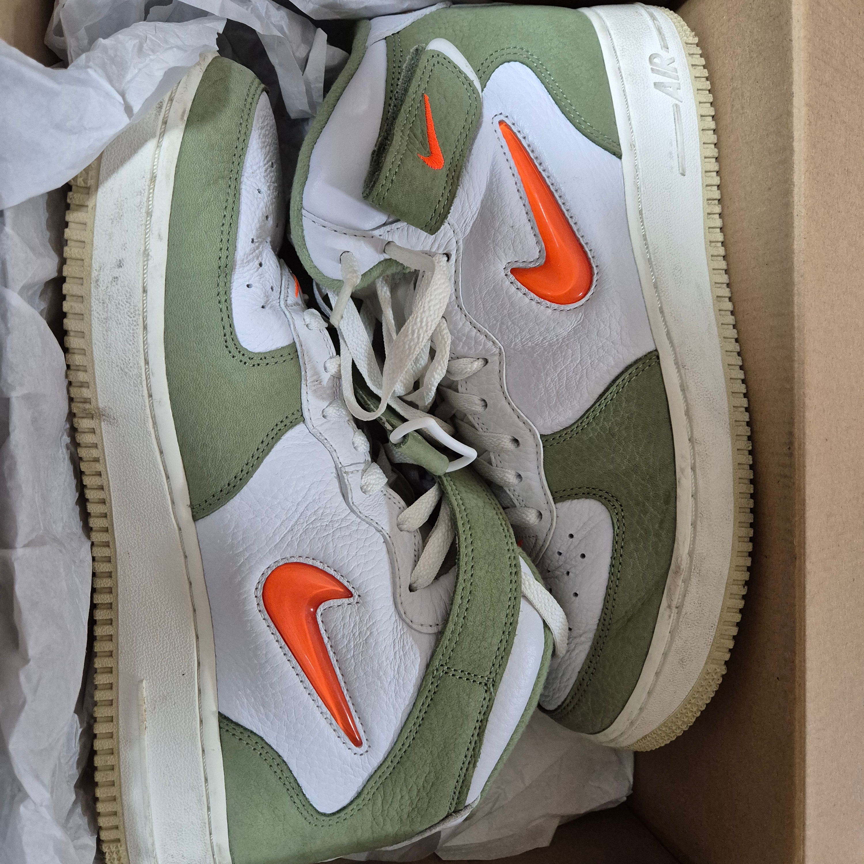 Nike Air Force 1 Mid '07 QS Olive Green and Total Orange 착용 스타일