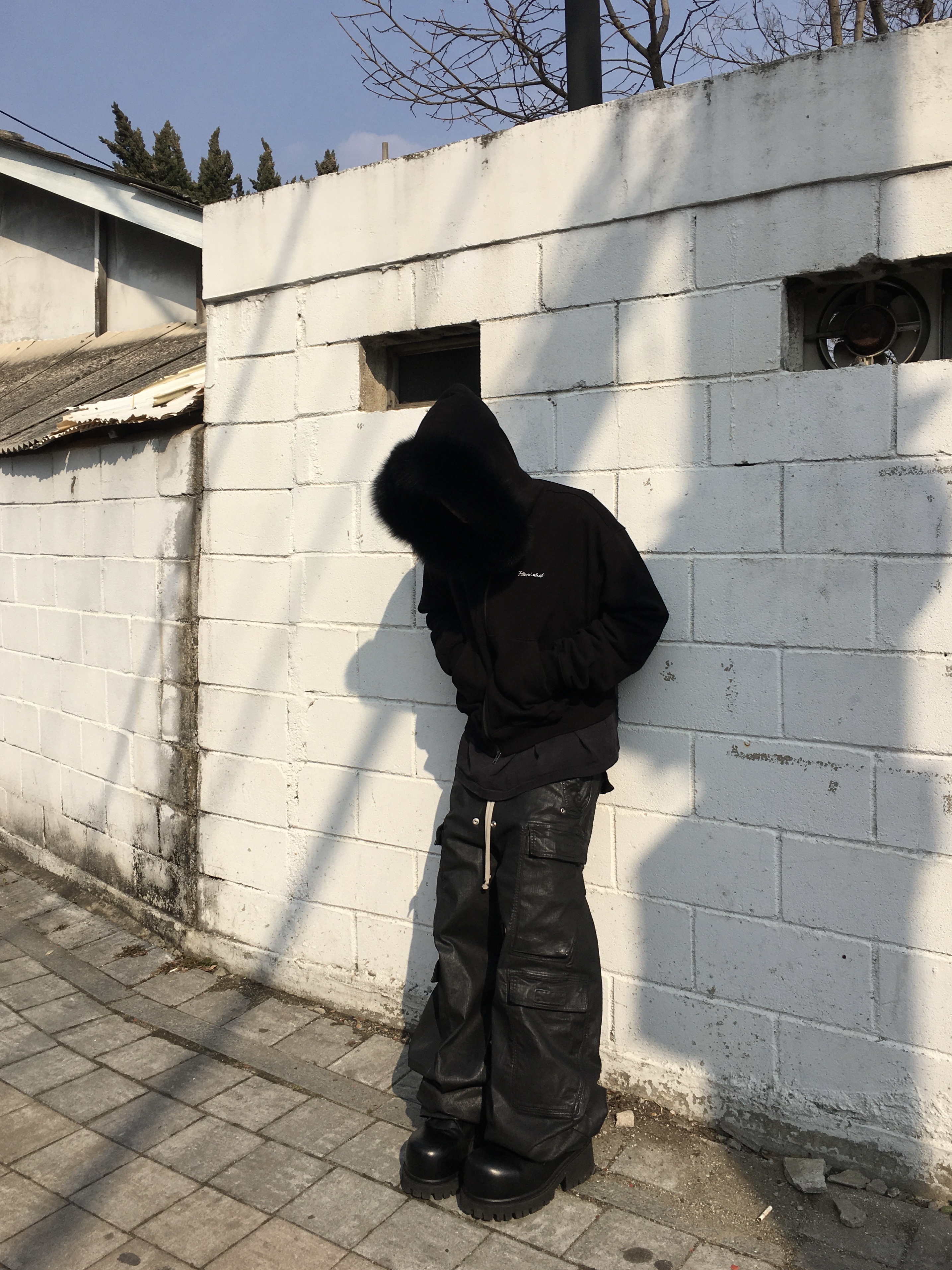 릭 오웬스 포터빌 데님 더블 카고 점보 벨라스 팬츠 블랙 왁스, 발렌시아가 스톰퍼 부티 블랙 착용 스타일 - 1