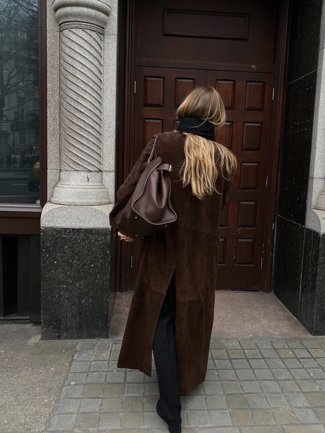Matin Kim Embossed Logo Leather Maxi Bag in Khaki Brown, Miu Miu Aventure Nappa Leather Bag Briarwood 착용 스타일 - 2