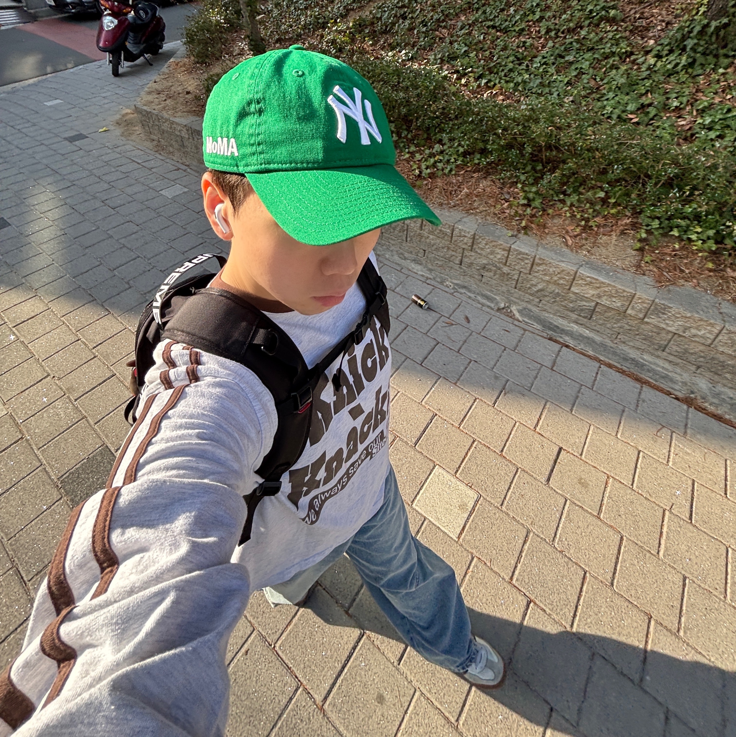 New Era x MoMA New York Yankees Cap Kelly Green 착용 스타일