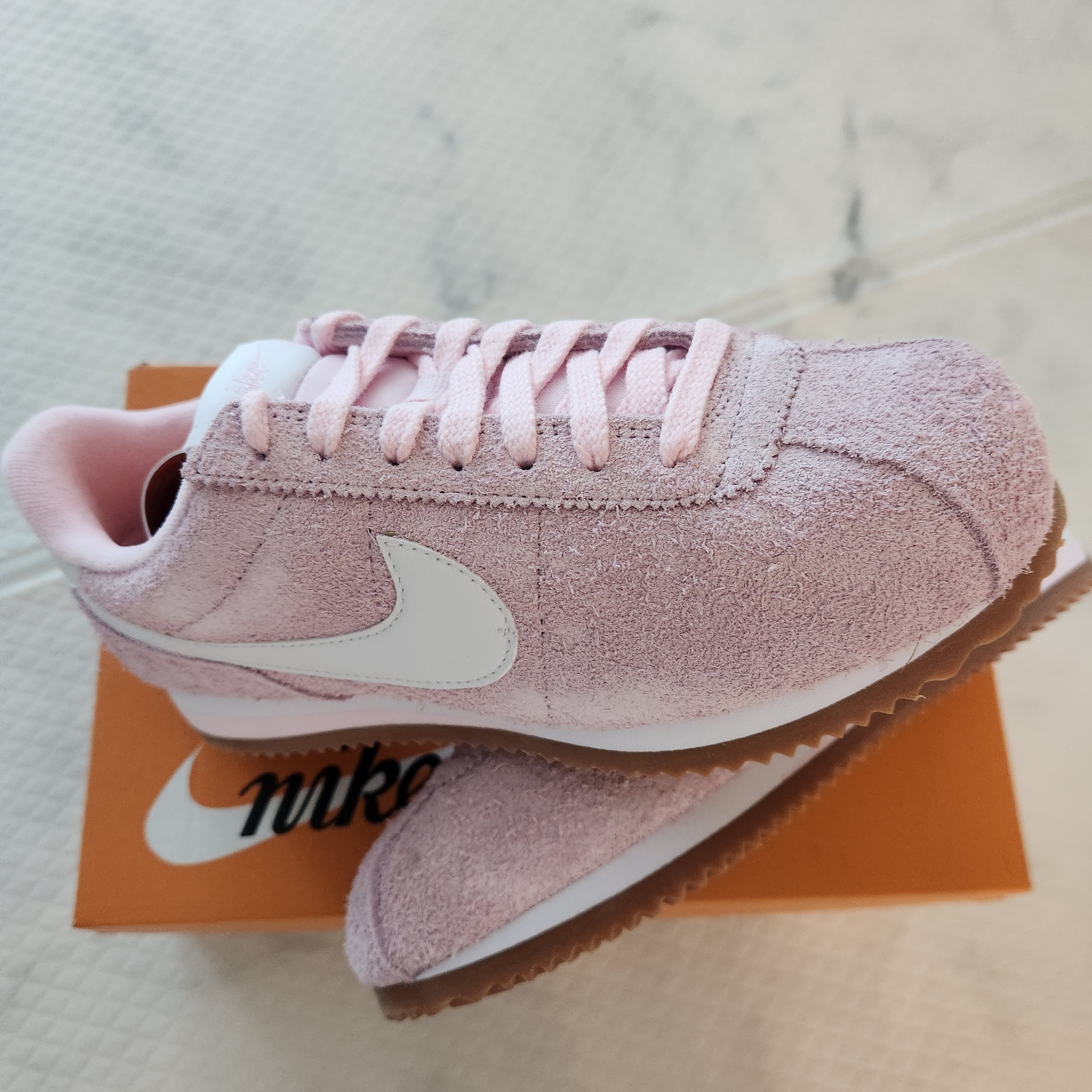(W) Nike Cortez Vintage Suede Pink Foam Gum Medium Brown 착용 스타일 - 3
