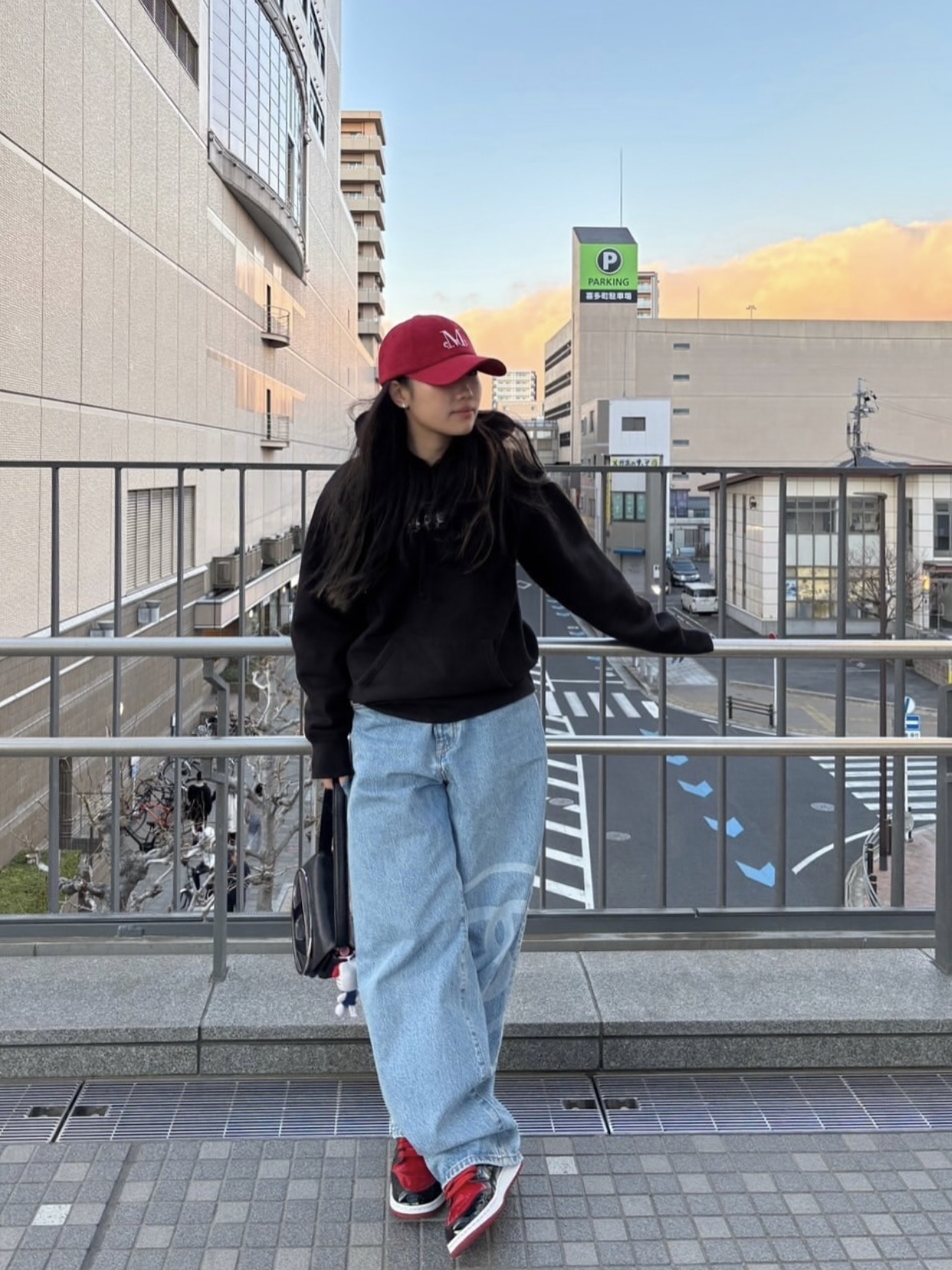 MUCENT Signature Ballcap Burgundy 착용 스타일 - 1