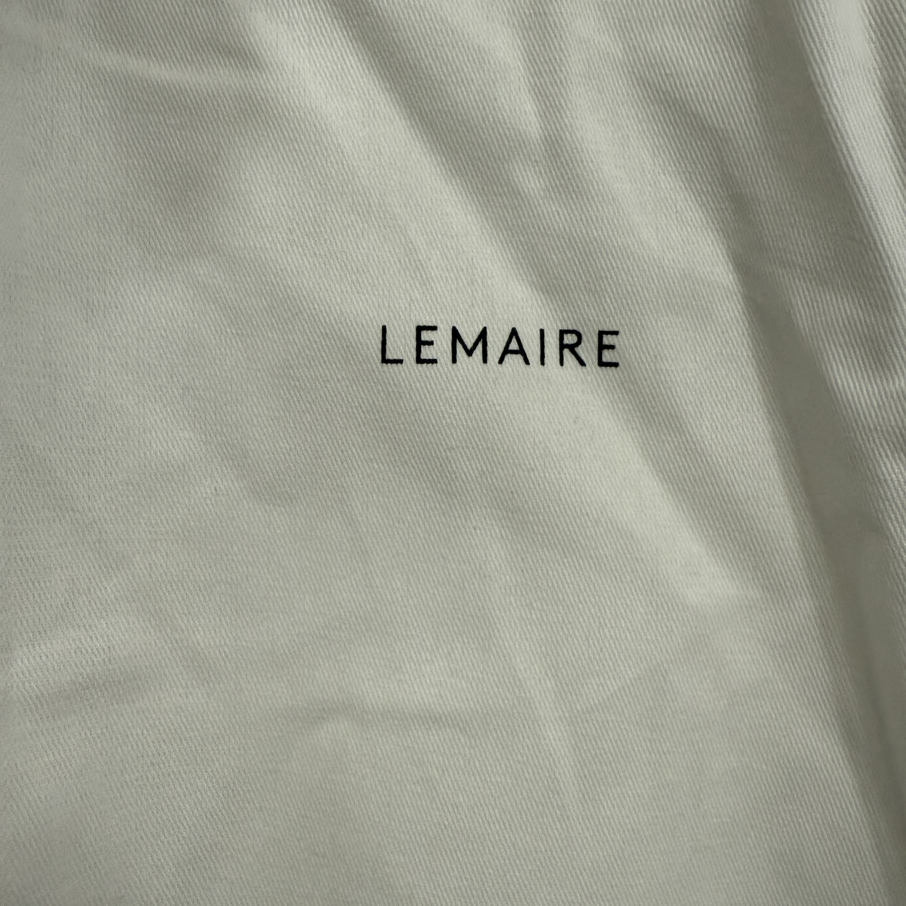 Lemaire Small Croissant Bag Soft Nappa Leather Dark Chocolate 착용 스타일 - 1