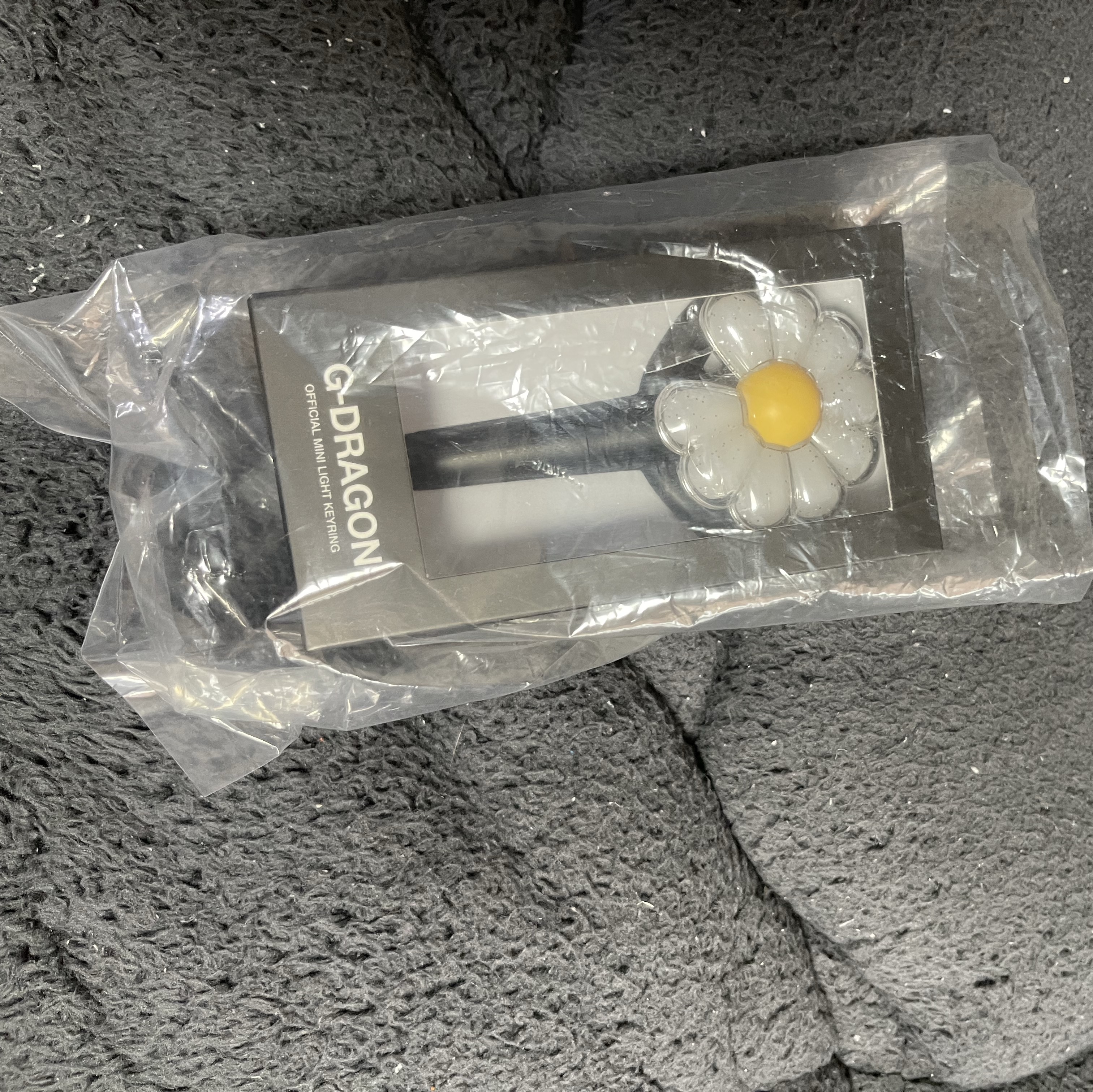 G-DRAGON Ubermensch Official Mini Light Keyring 착용 스타일