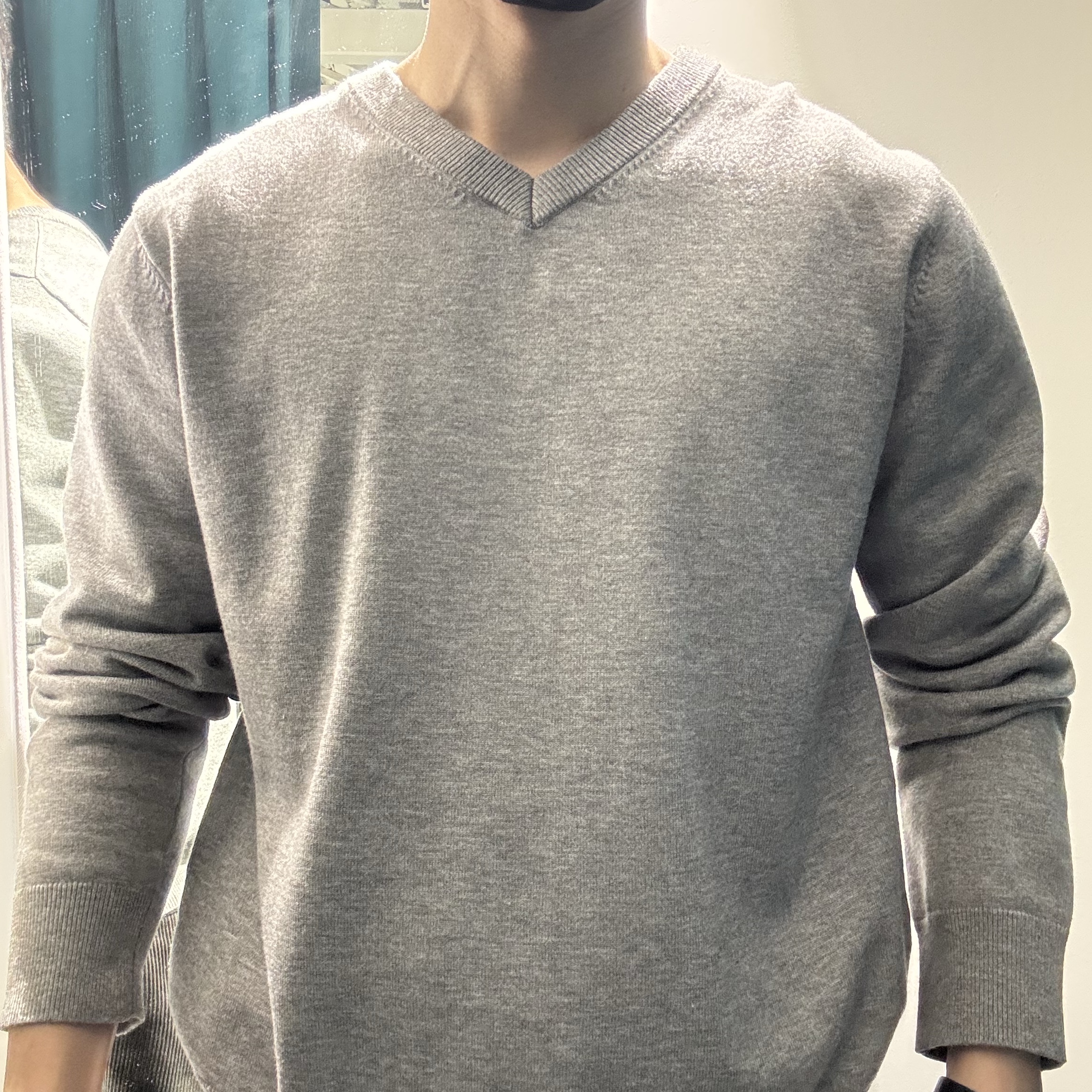 General Idea Man Essential Minimal V-Neck Pullover Grey, Apple Watch SE 40mm Cellular Midnight Aluminum Case with Sport Band Midnight (Korean Ver.) 착용 스타일 - 2