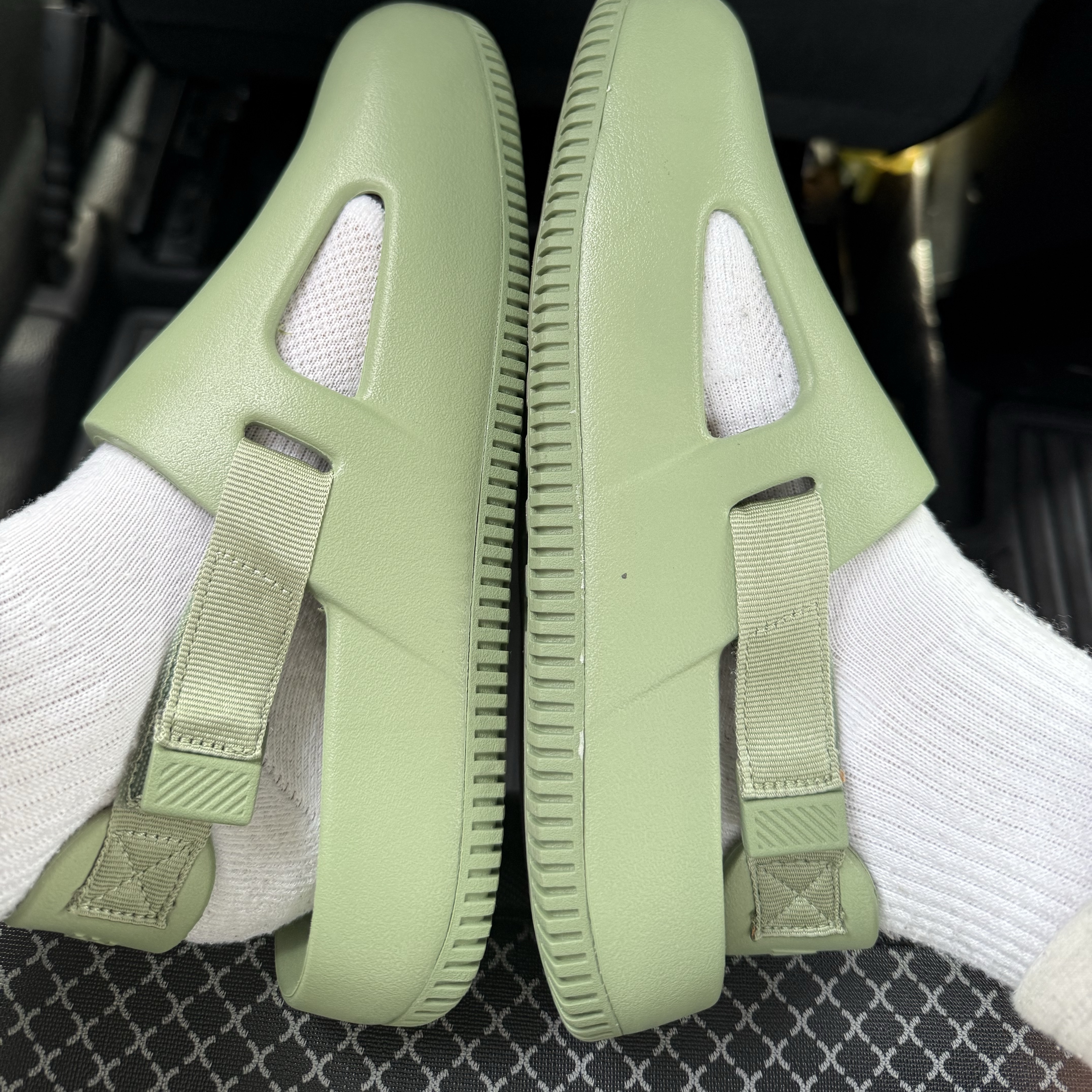 (W) Nike Calm Mule Oil Green 착용 스타일