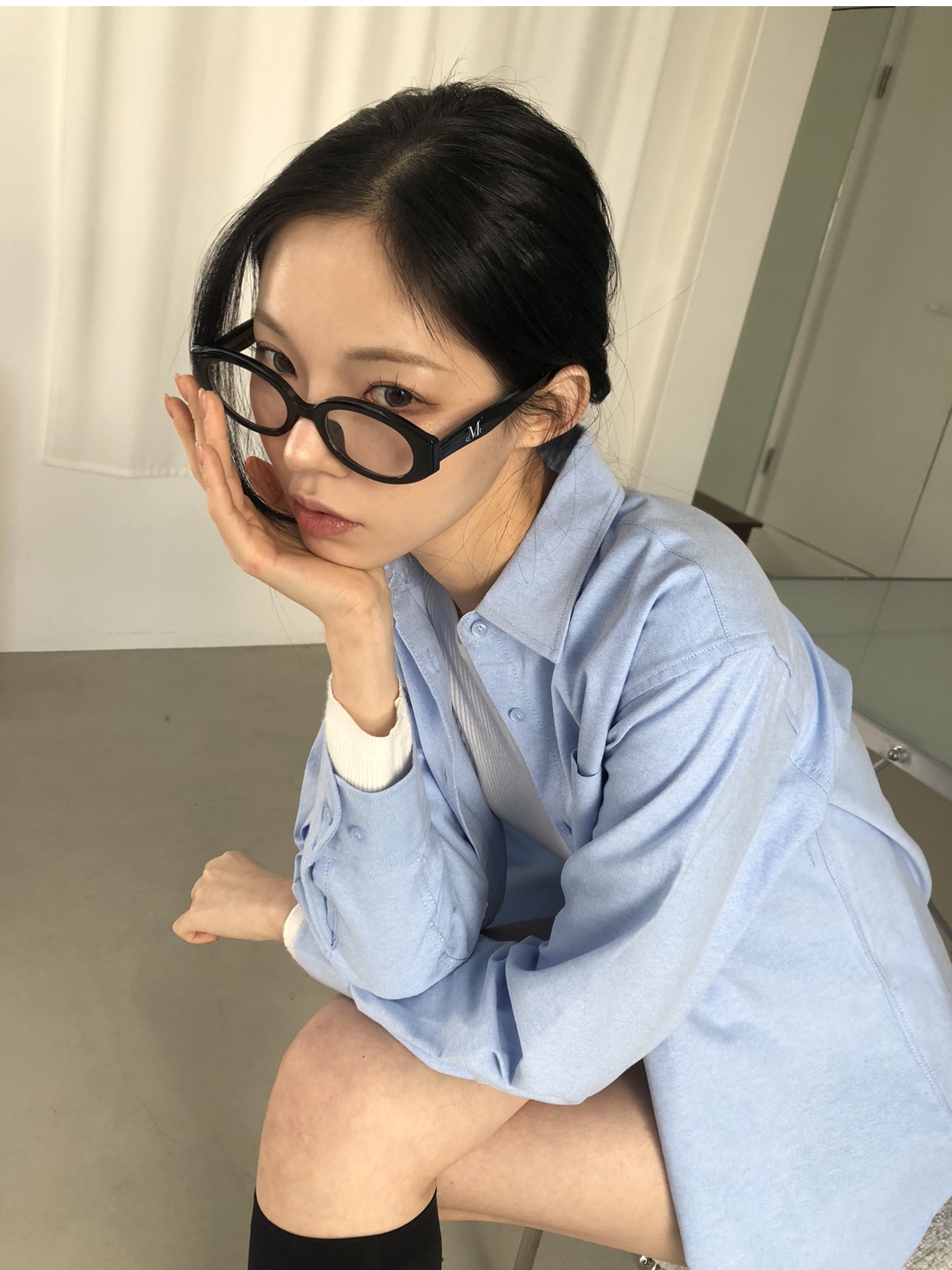 MUCENT Roson Classic Round Cuff Loose Fit Shirt Sky Blue, MUCNET Signature Logo Point Glasses A Type Black 착용 스타일 - 2