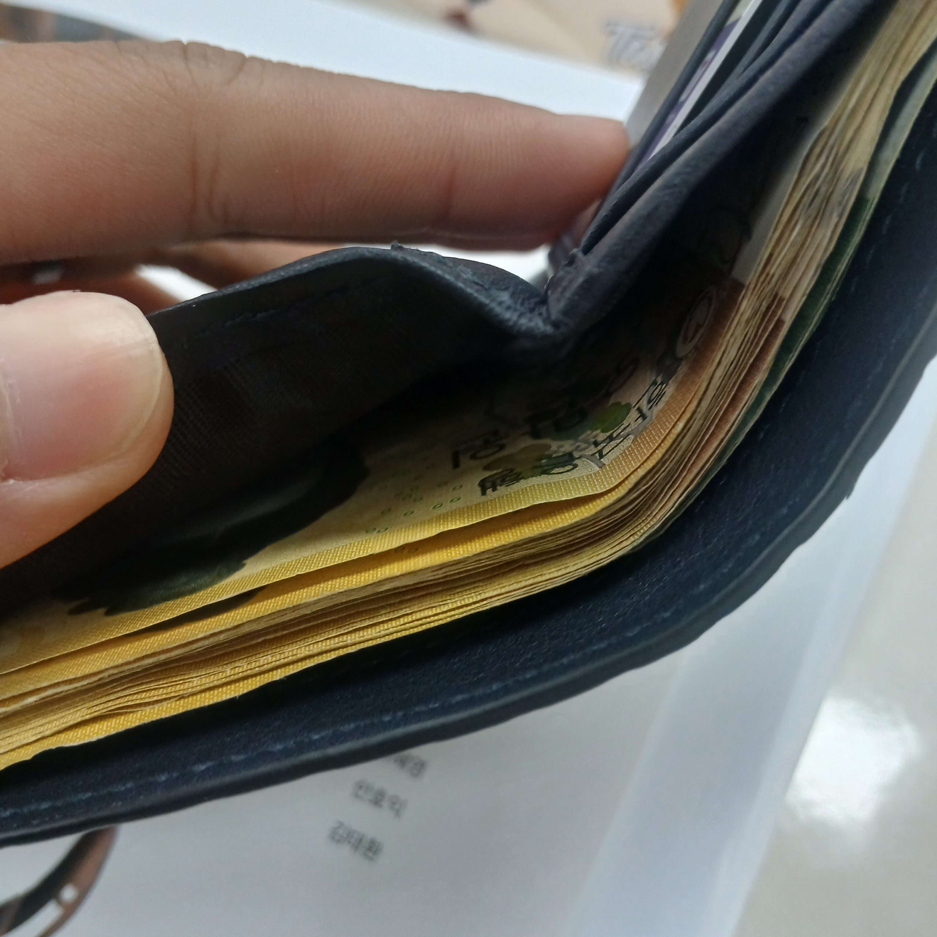 Gucci Micro GG Ssima Bi-Fold Wallet Navy 착용 스타일