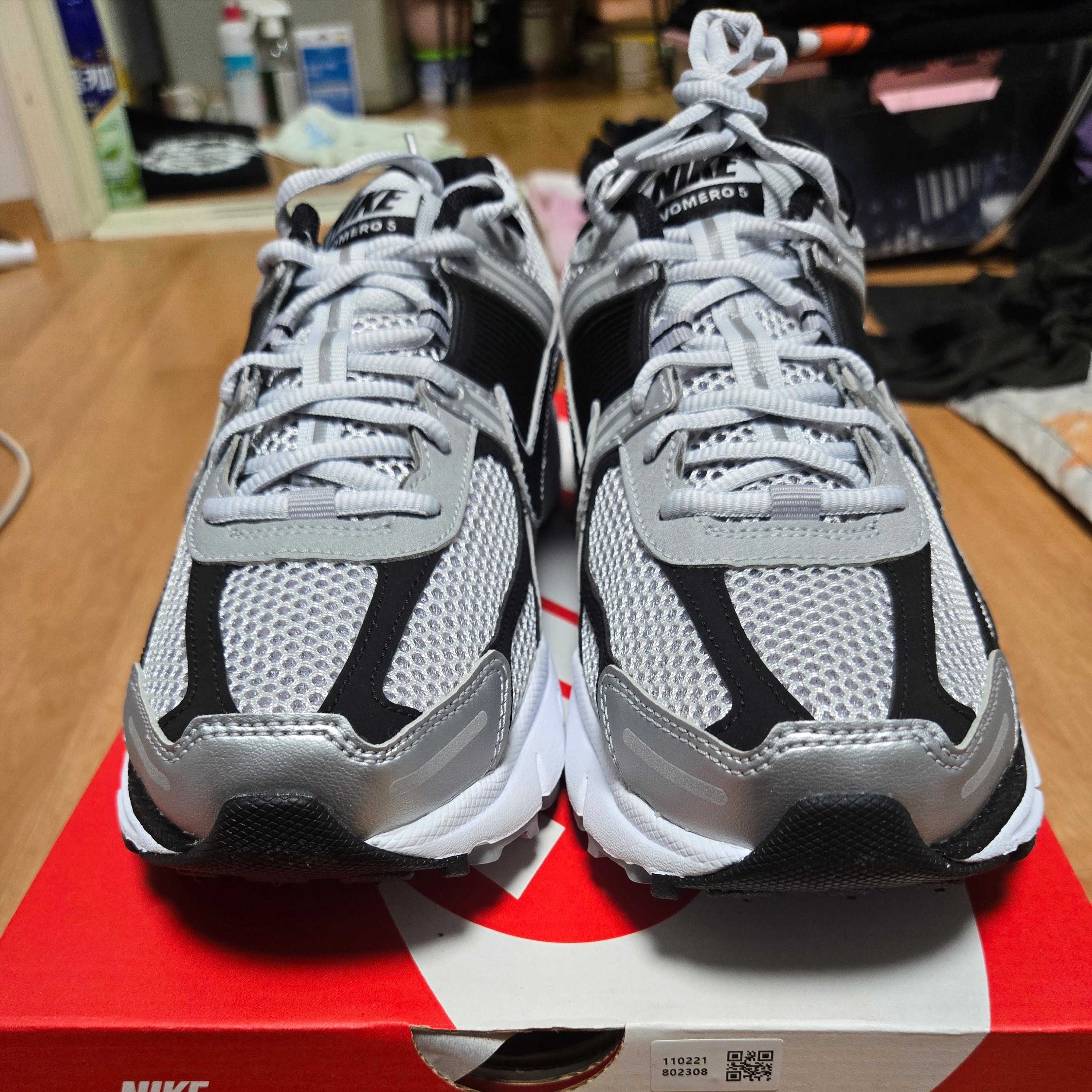 Nike Zoom Vomero 5 Metallic Silver Black 착용 스타일 - 3