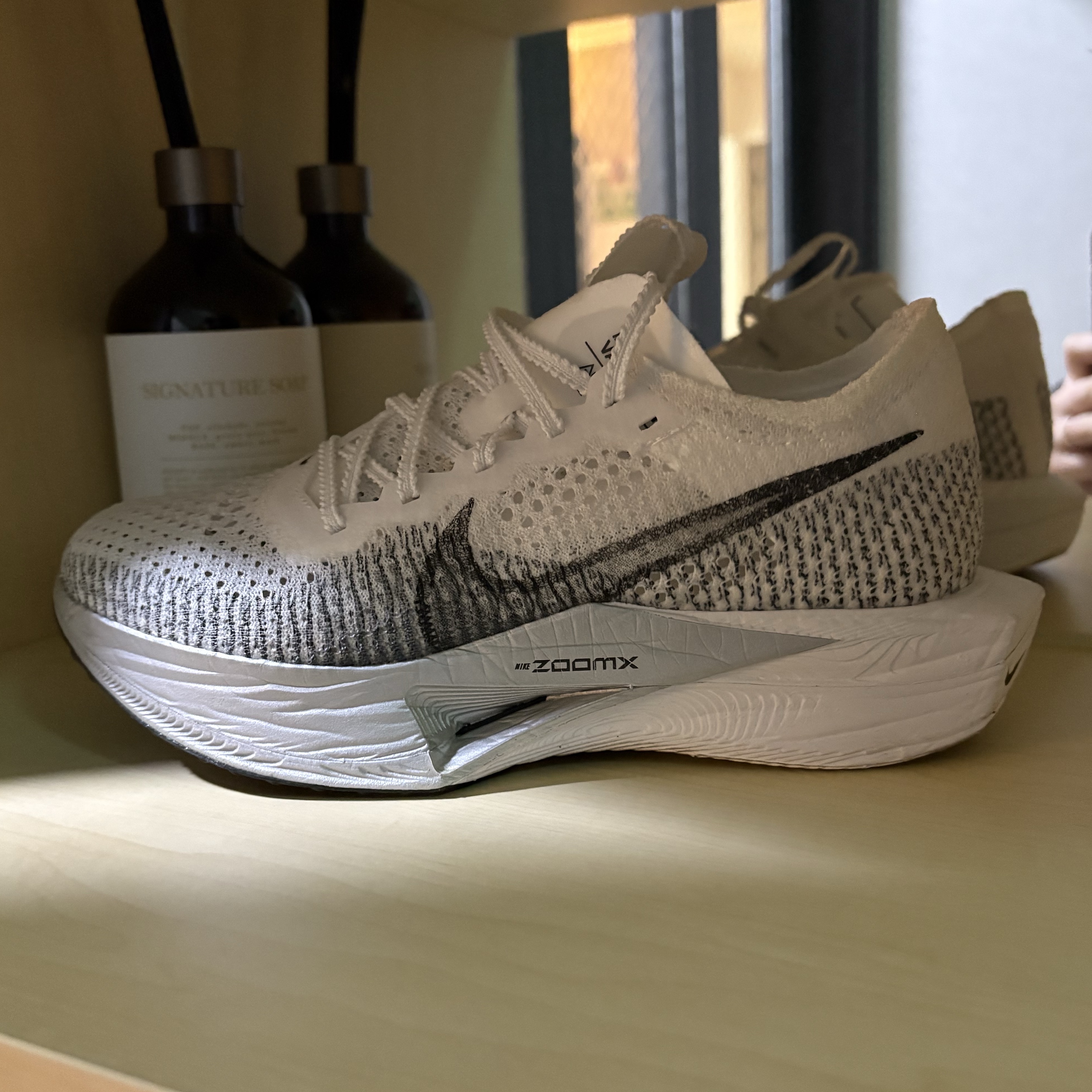 (W) Nike ZoomX Vaporfly Next% 3 White Particle Grey 착용 스타일 - 1